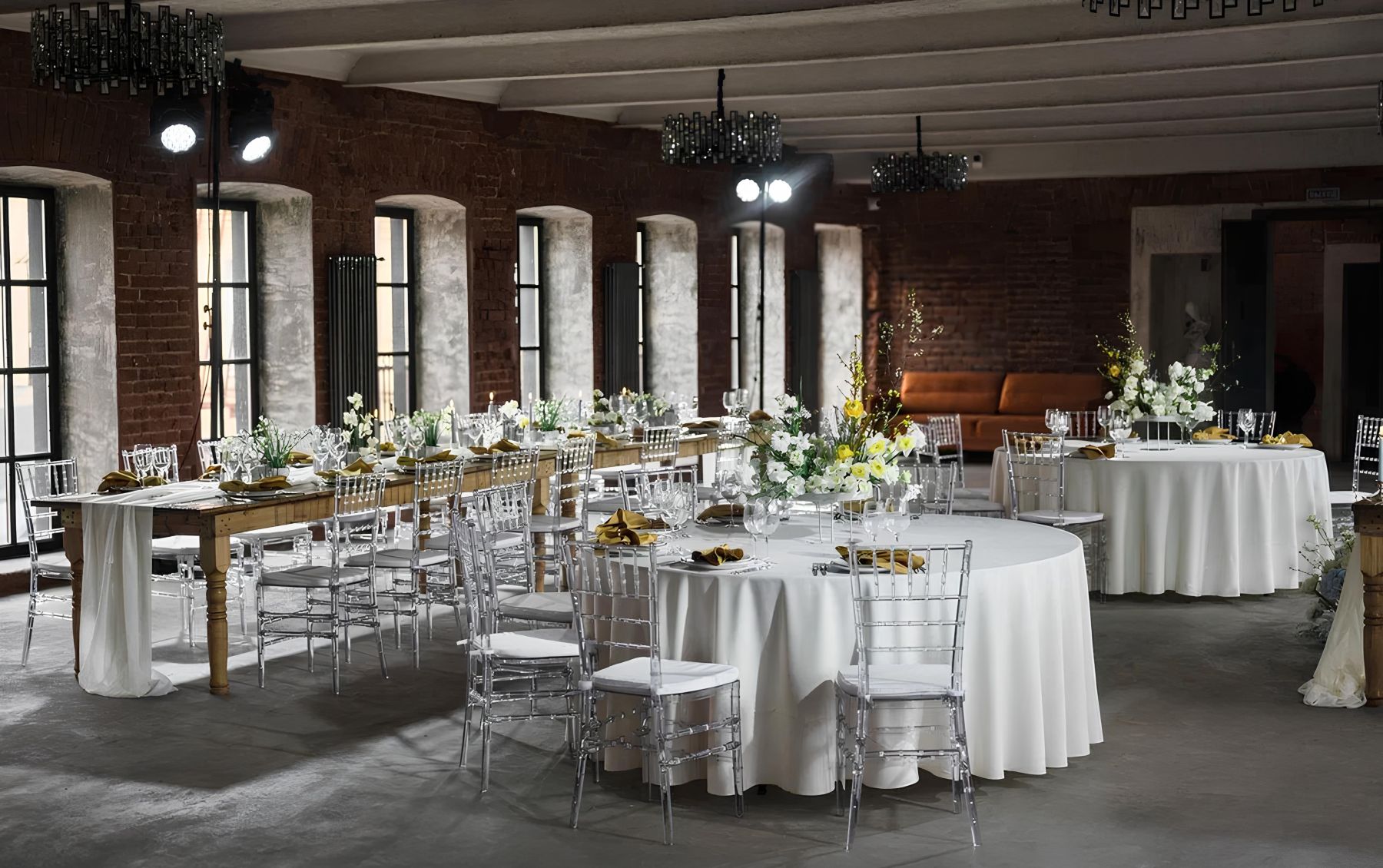 Просторный зал Ampere Hall с панорамными окнами