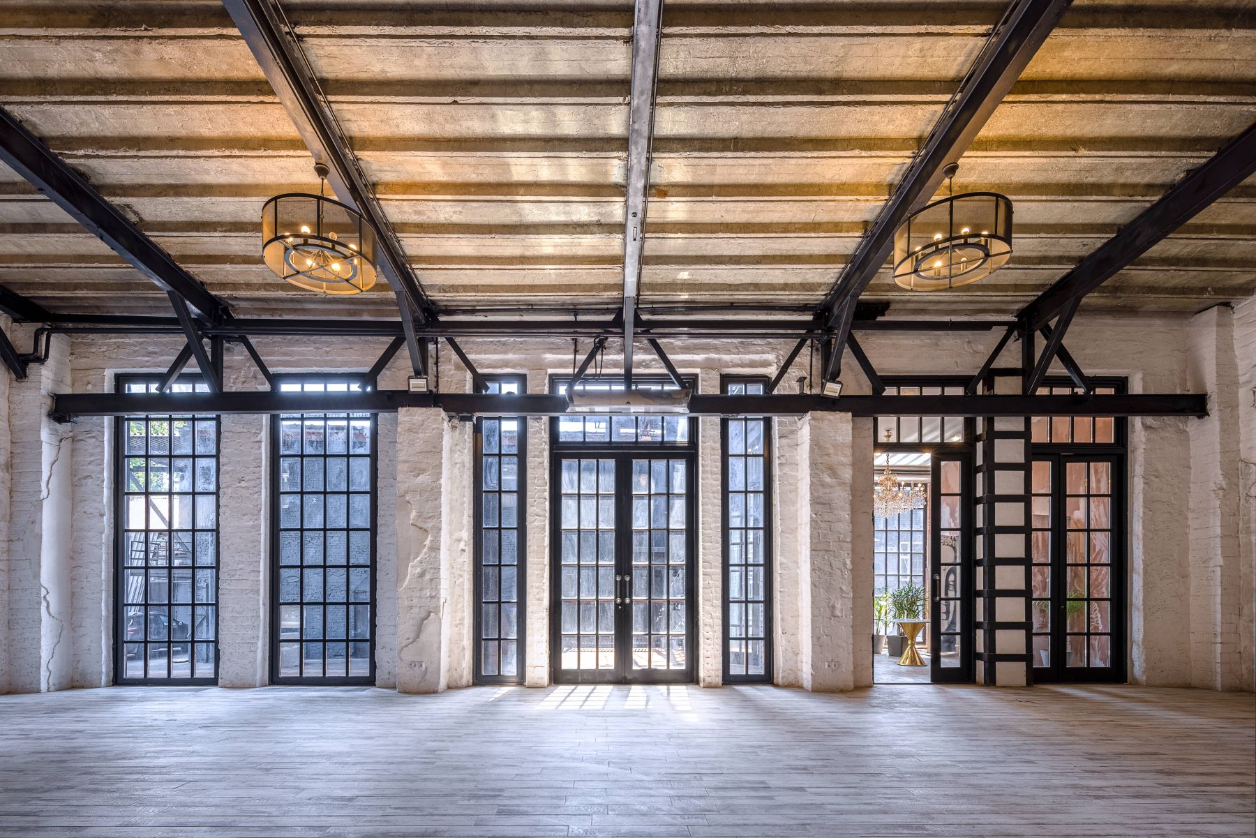 Светлый и уютный зал Ohm Hall