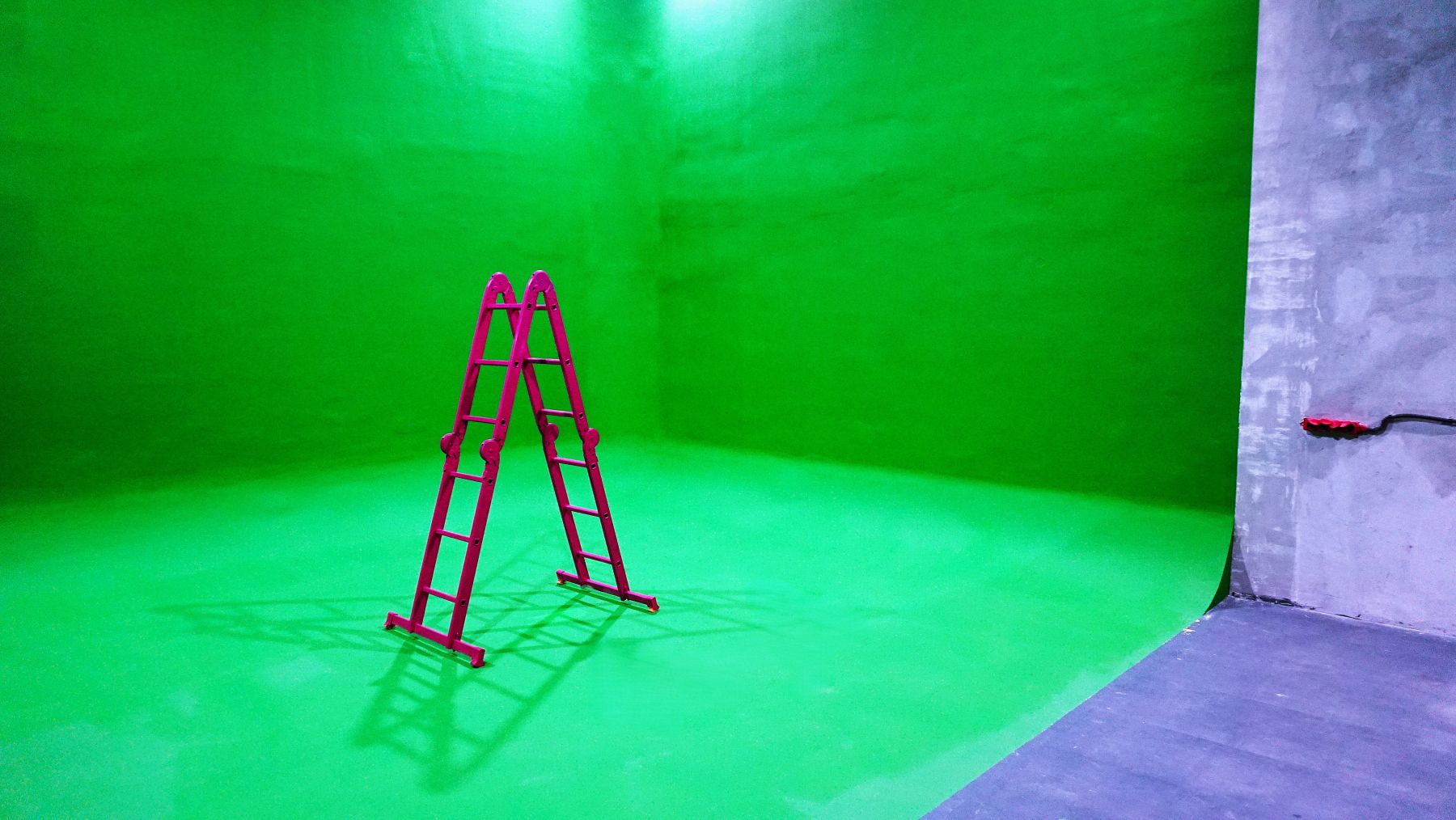 Интерьер студии для фотосъемок с зеленой циклорамой