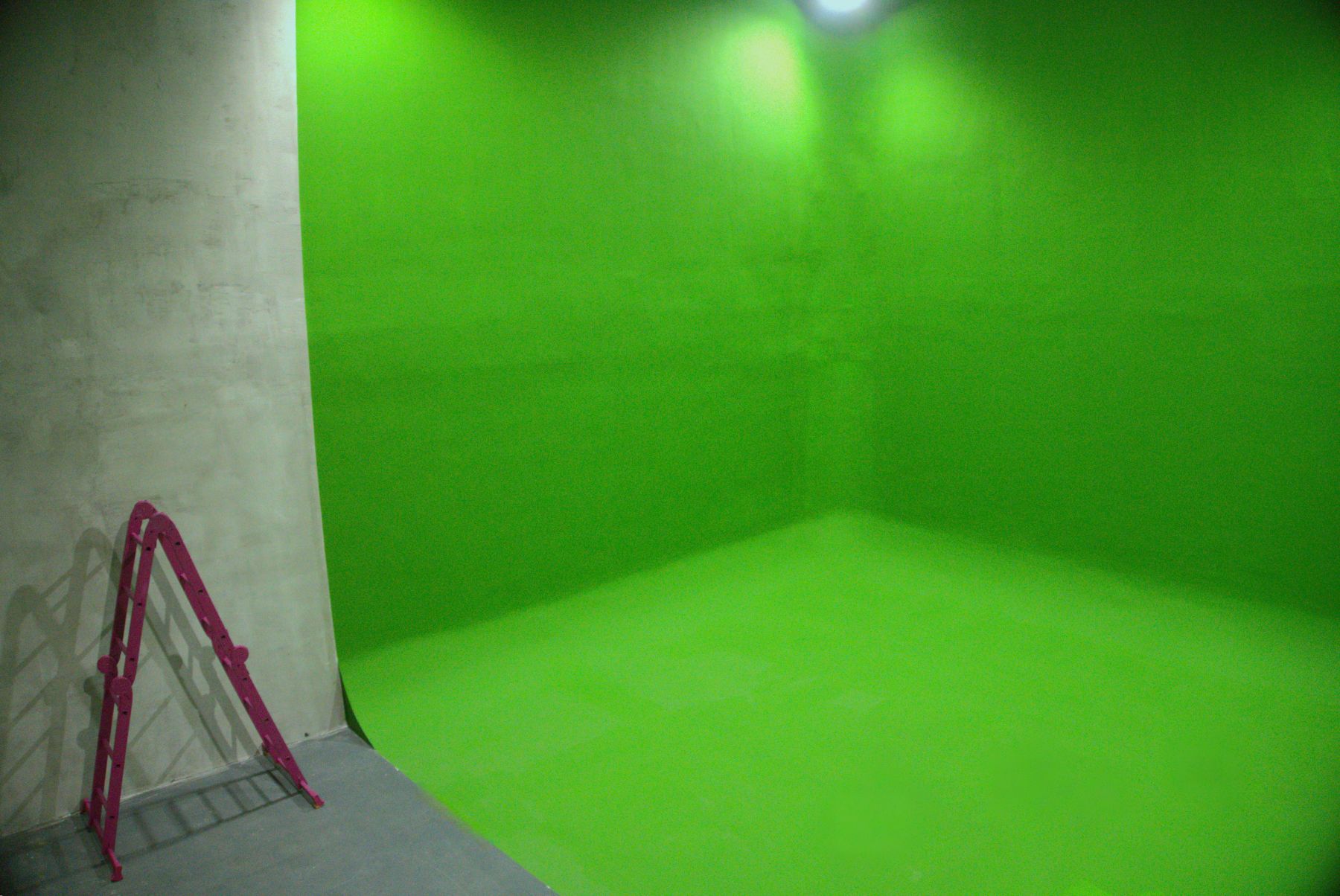 Рабочее пространство фотостудии с циклорамой