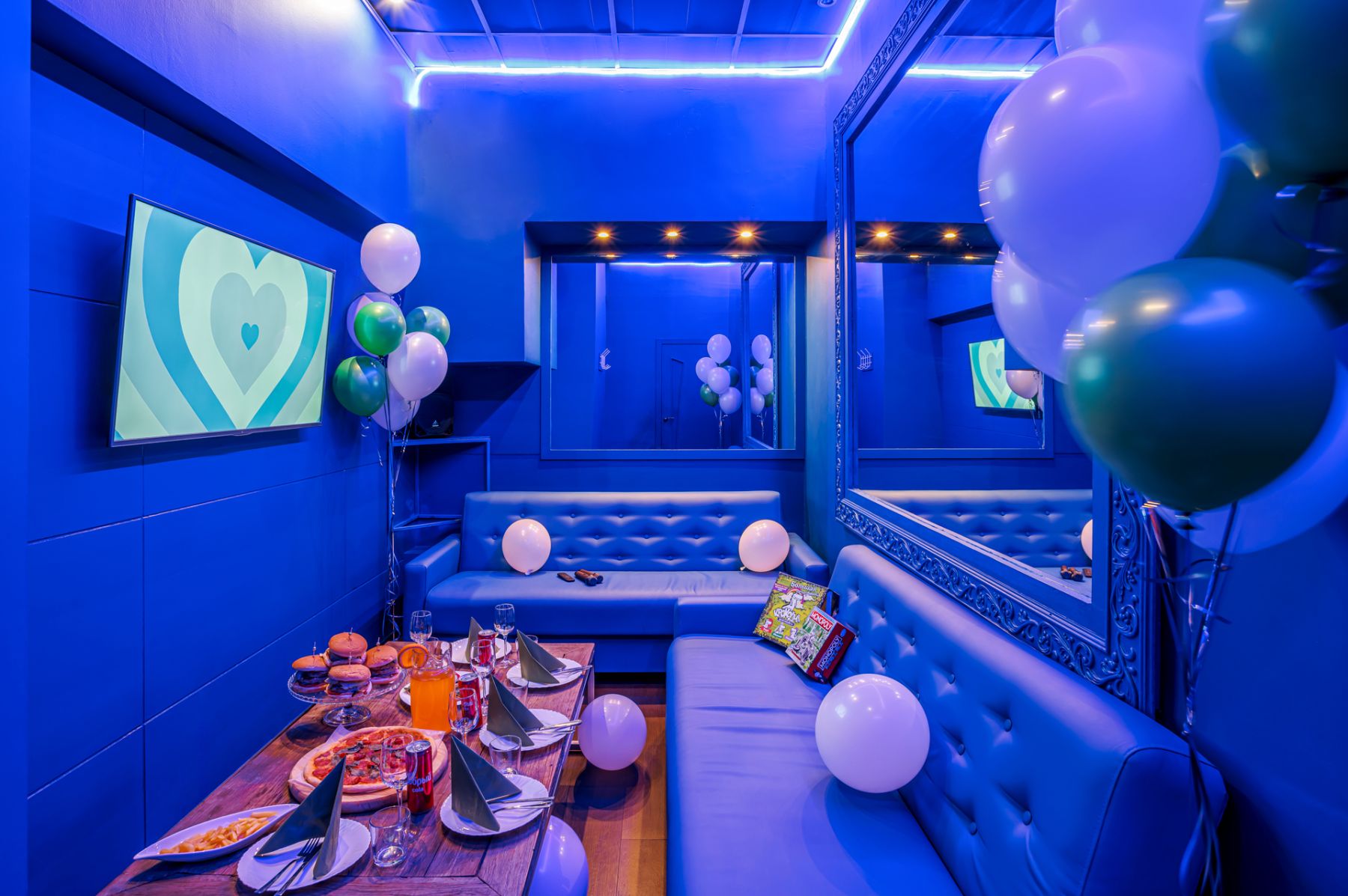 Уютные диваны в лофте Индиго