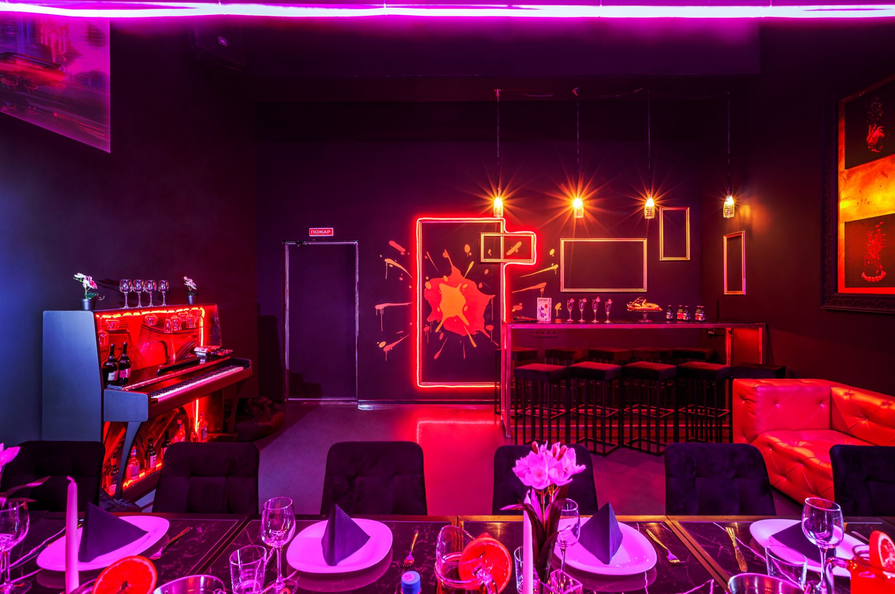 Зона для танцев с неоновым освещением в лофте