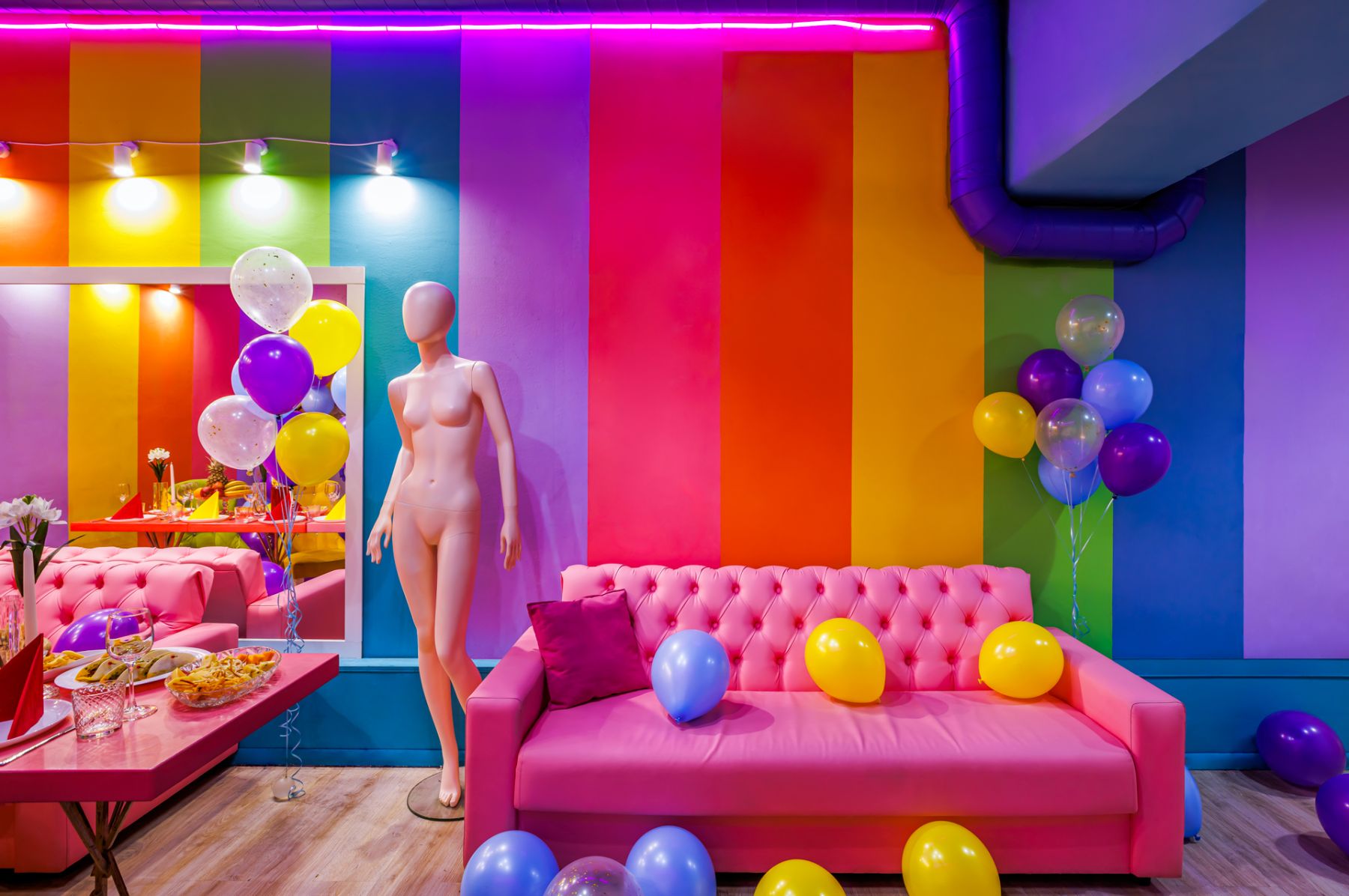 Интерьер лофта с неоновой подсветкой