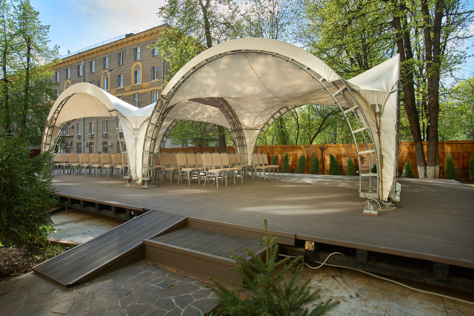 Просторная веранда для свадебных мероприятий