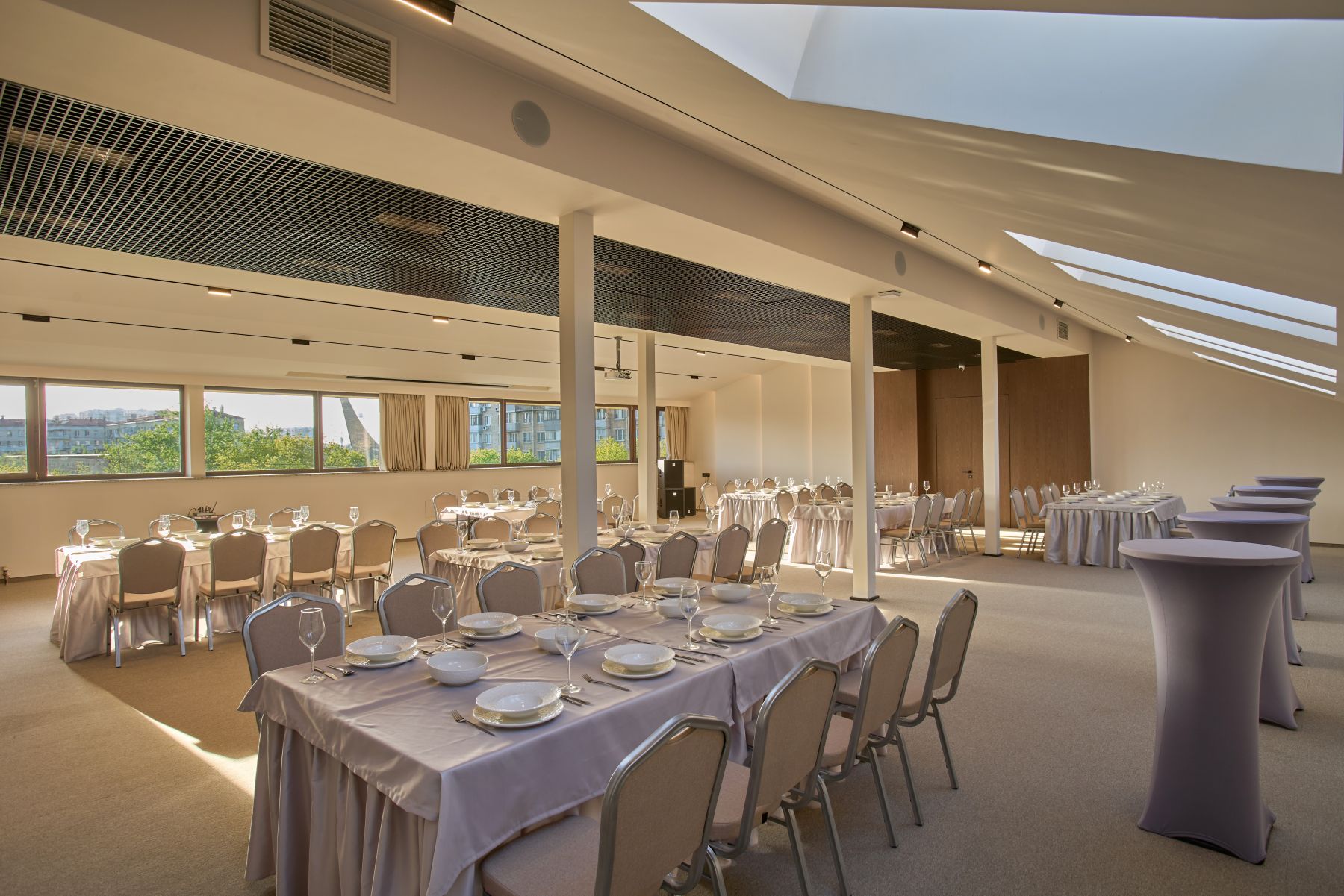 Элегантный зал для мероприятий в ресторане