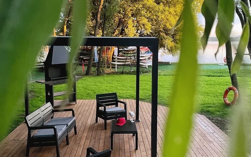 Терраса у водоема с беседкой и мангалом
