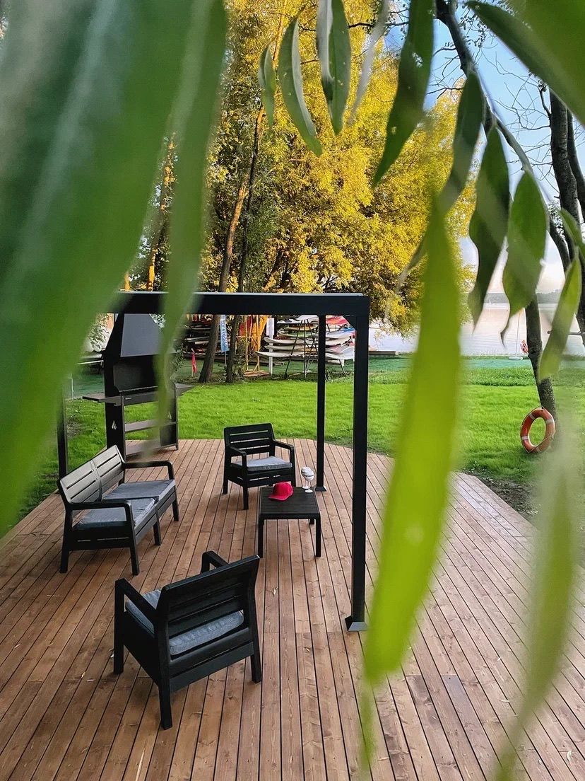 Вид на водоем с террасы