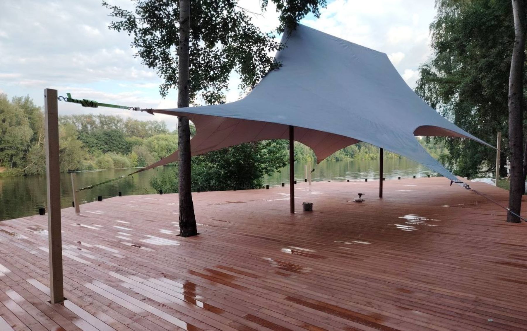 Терраса у воды серфстанции Pro-veter