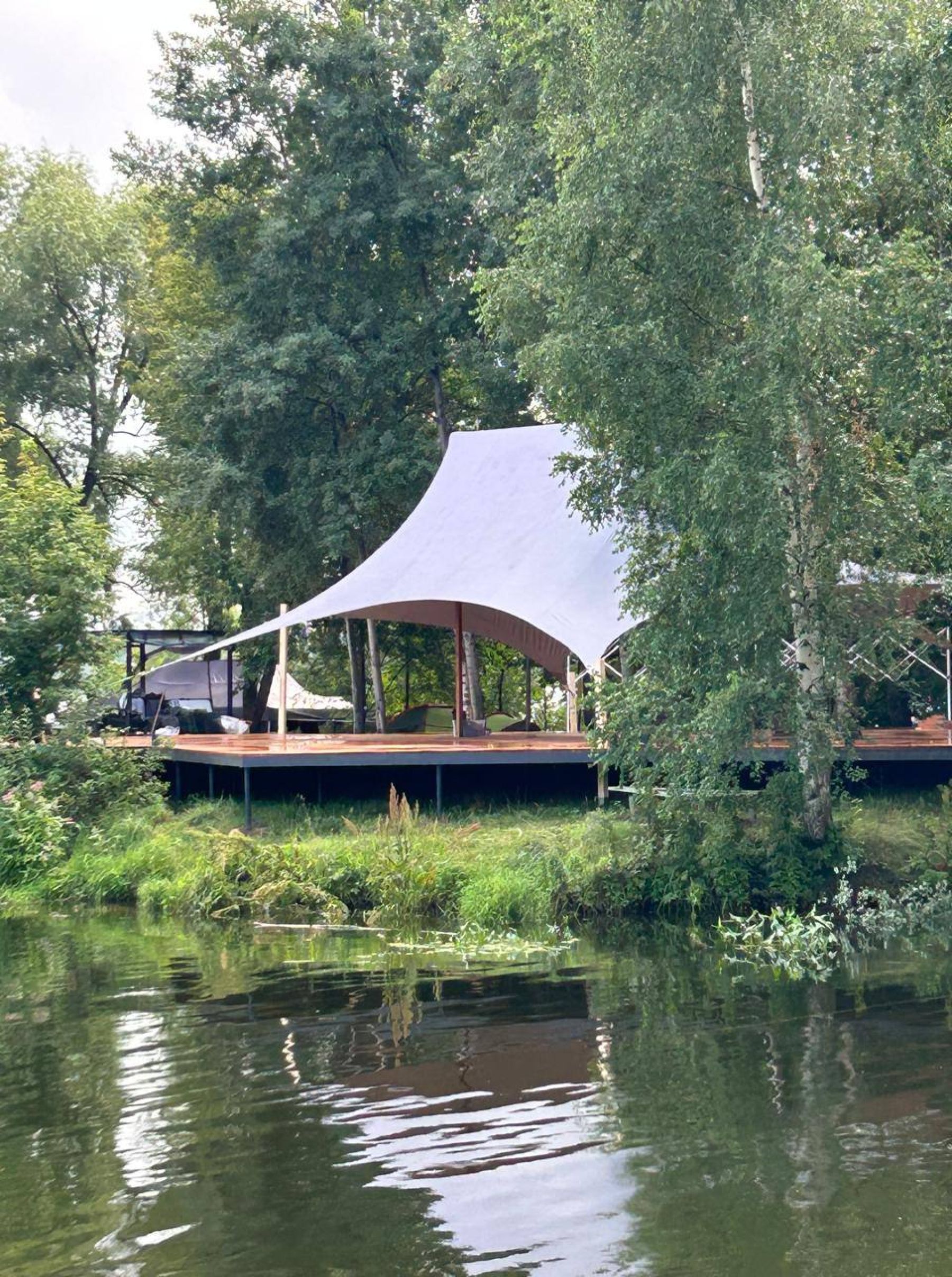 Уютная зона для мероприятий на террасе