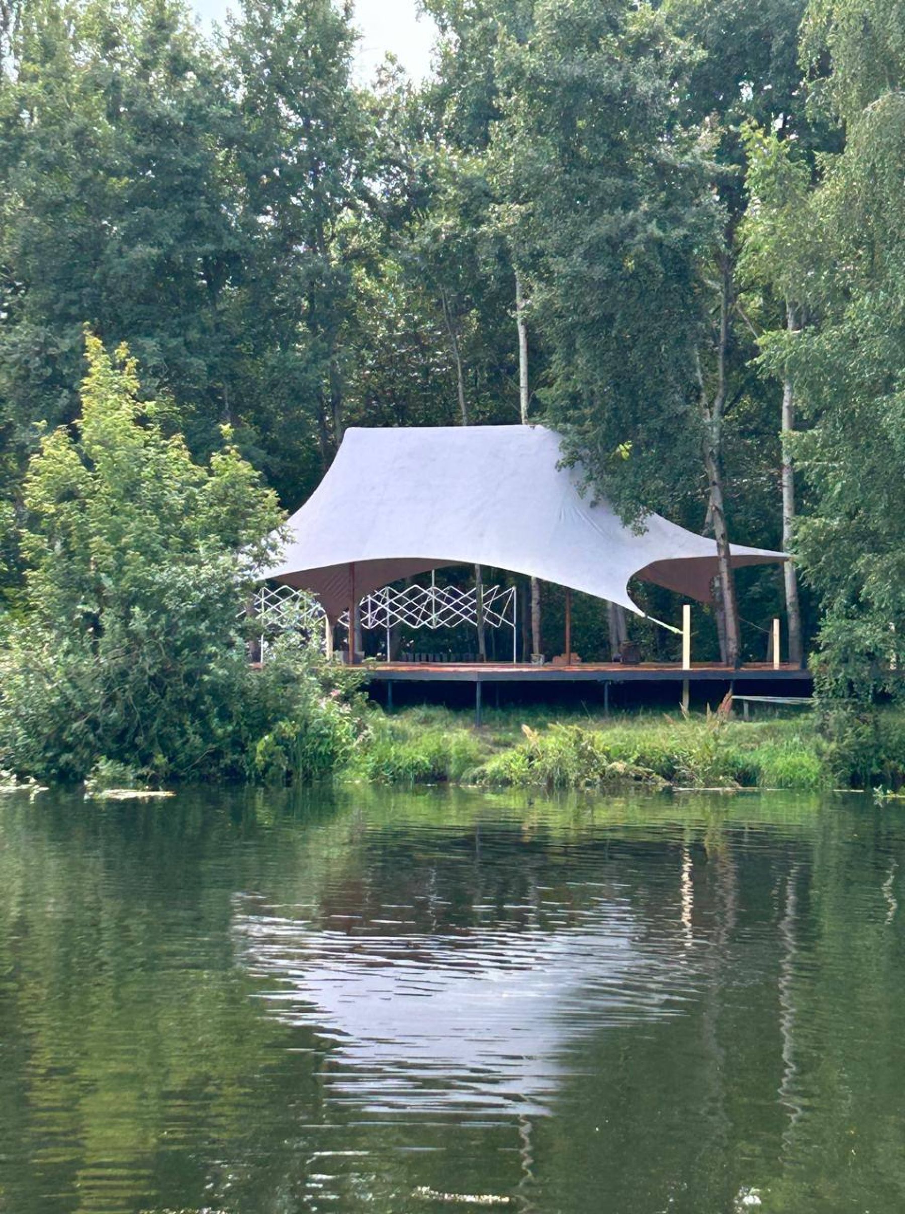 Садовая мебель на террасе у водоема