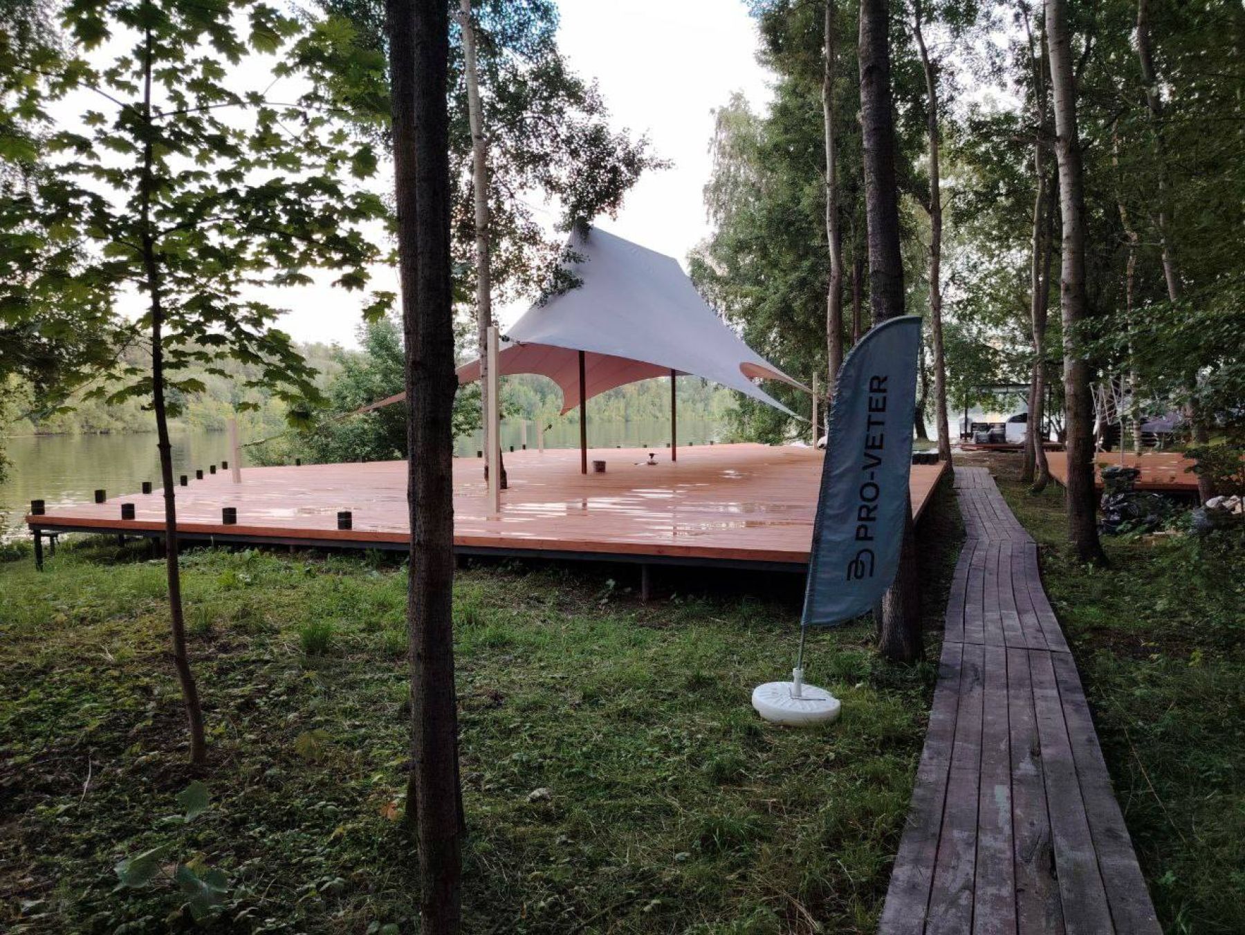 Шатер на террасе для мероприятий