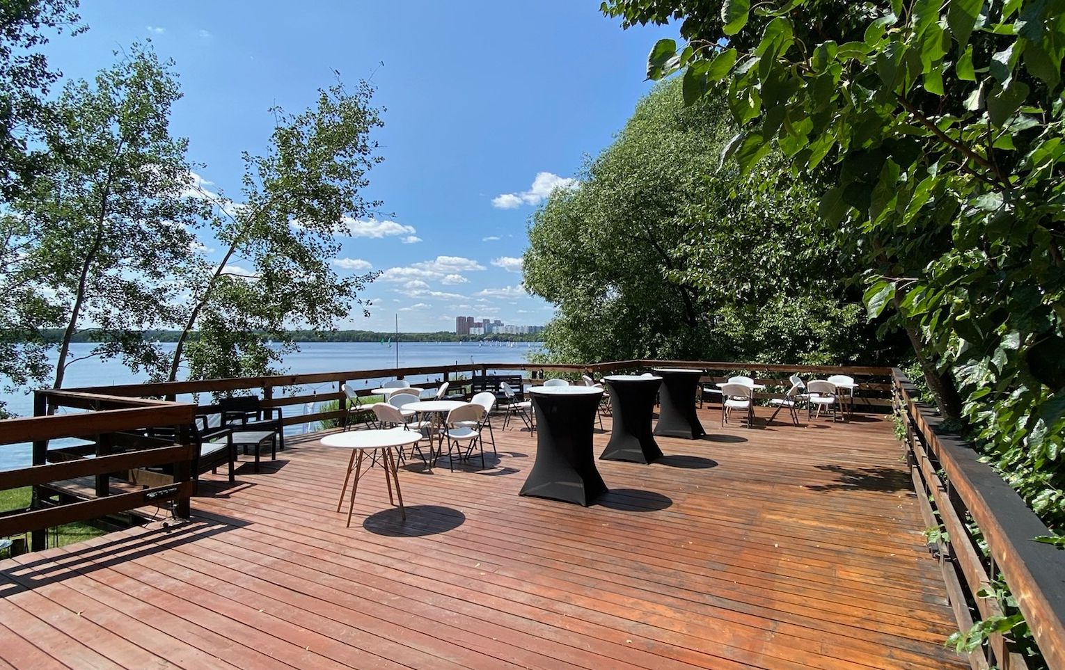 Терраса у воды на серфстанции Pro-veter в Строгине