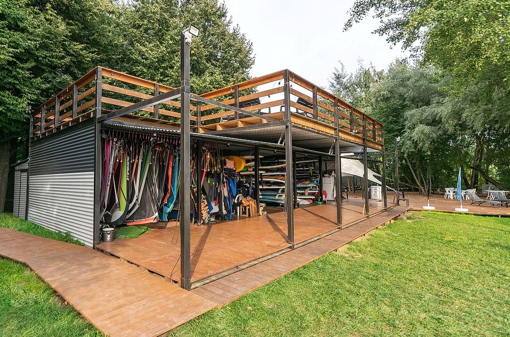 Интерьер террасы на серфстанции Pro-veter