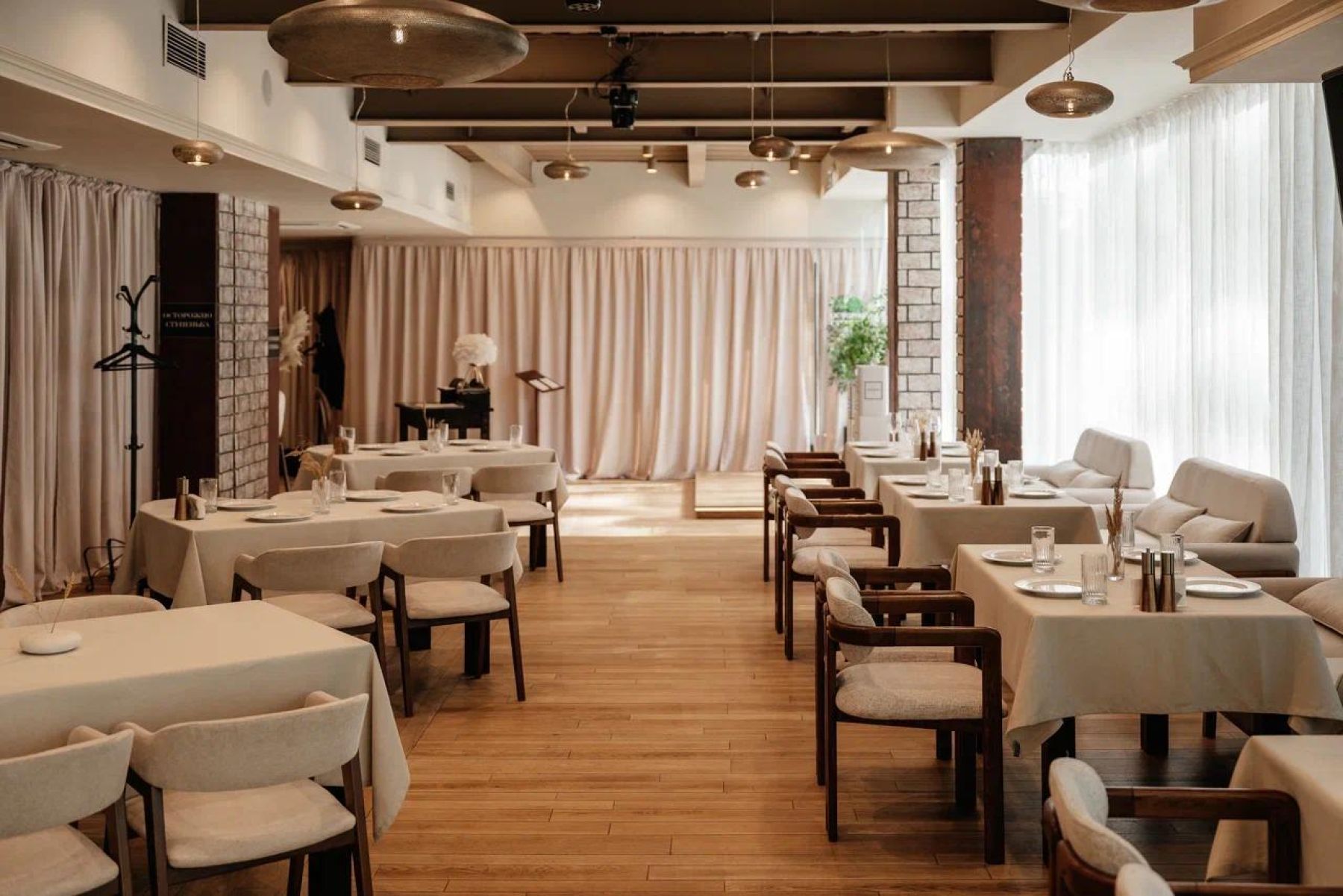 Интерьер зала Eterno с белыми кирпичами