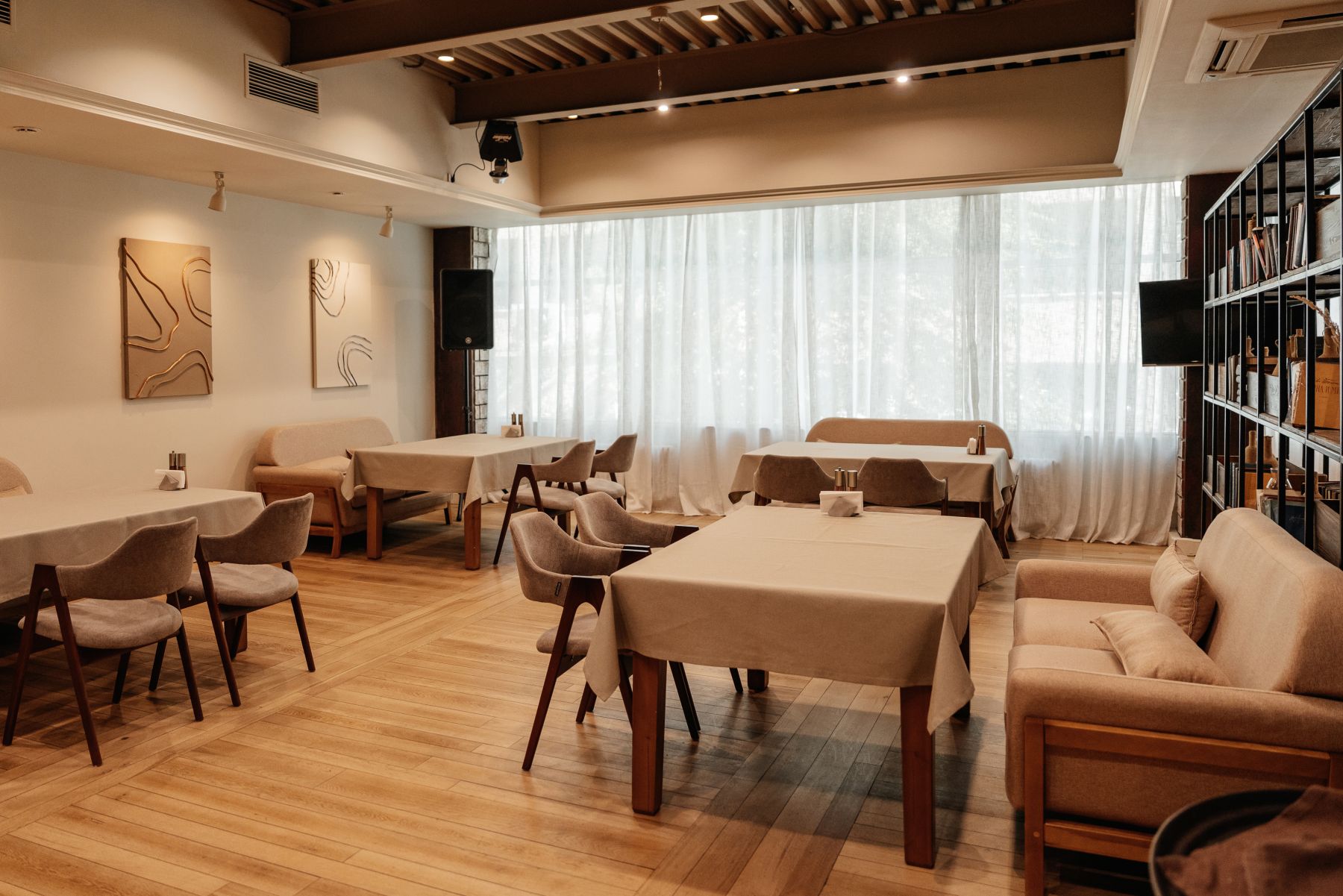 Светлый интерьер банкетного зала Eterno