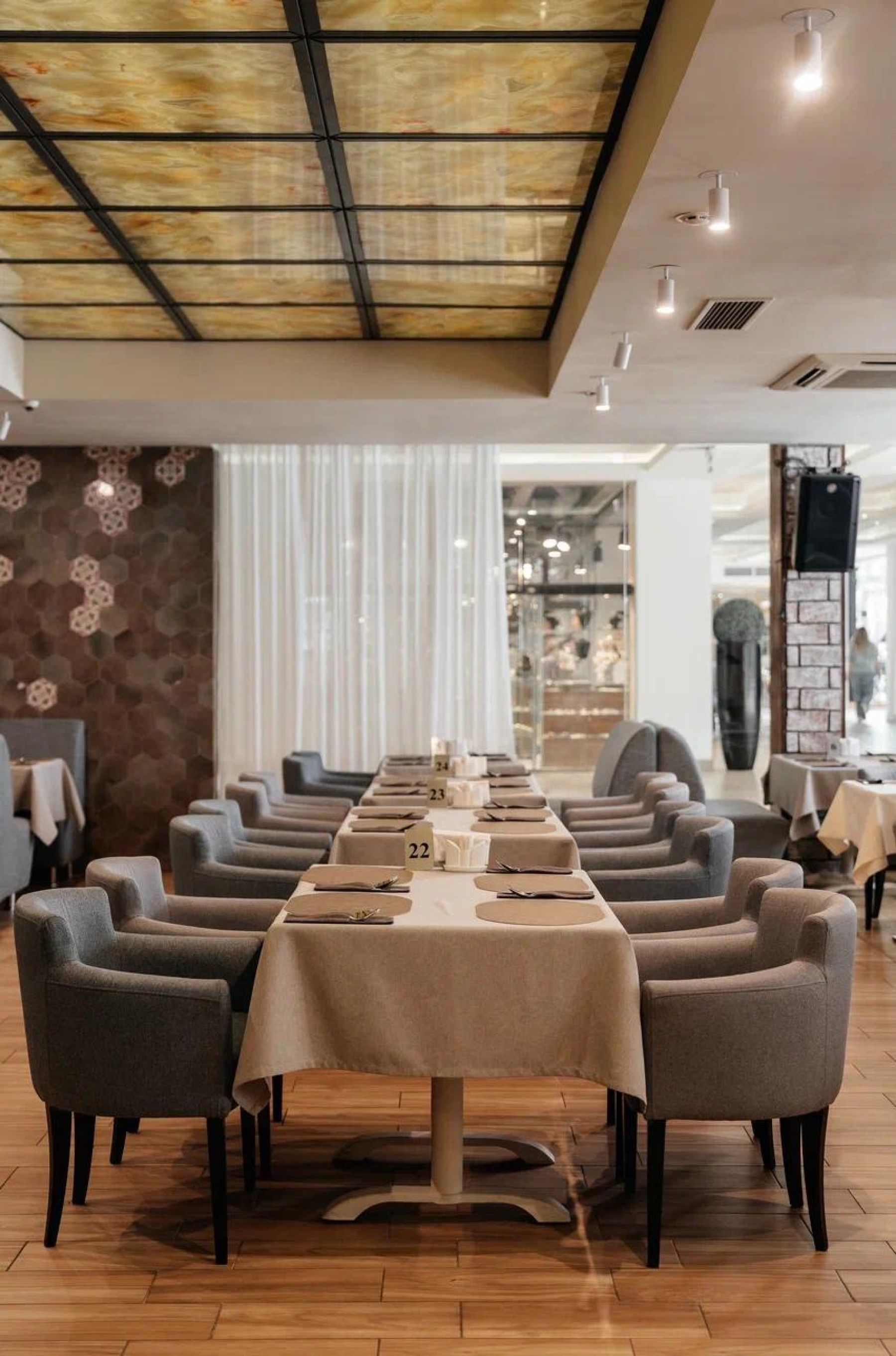 Интерьер банкетного зала Eterno с белыми стенами