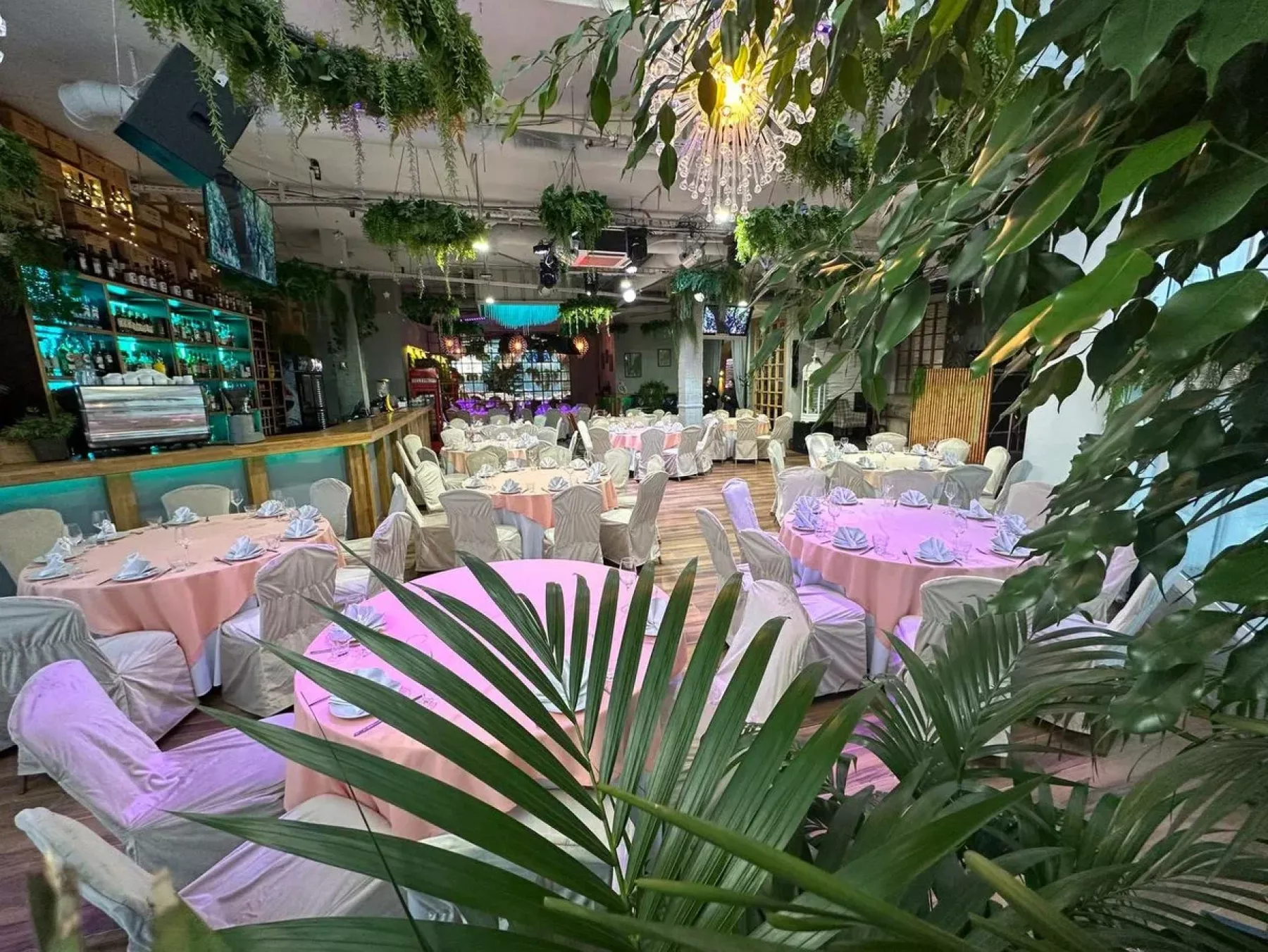 Интерьер ресторана с панорамными окнами