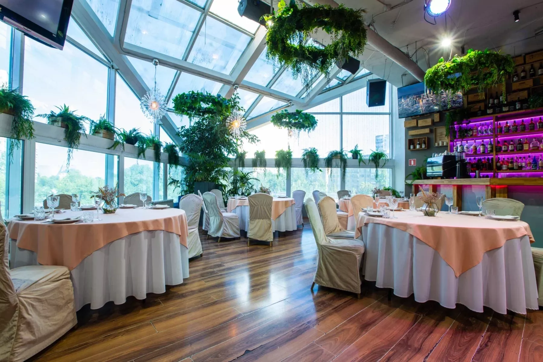 Банкетный зал с барной стойкой