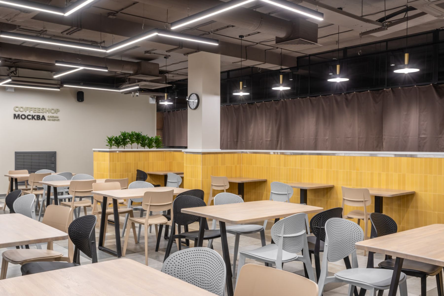 Светлый интерьер конференц-зала Olivka Loft