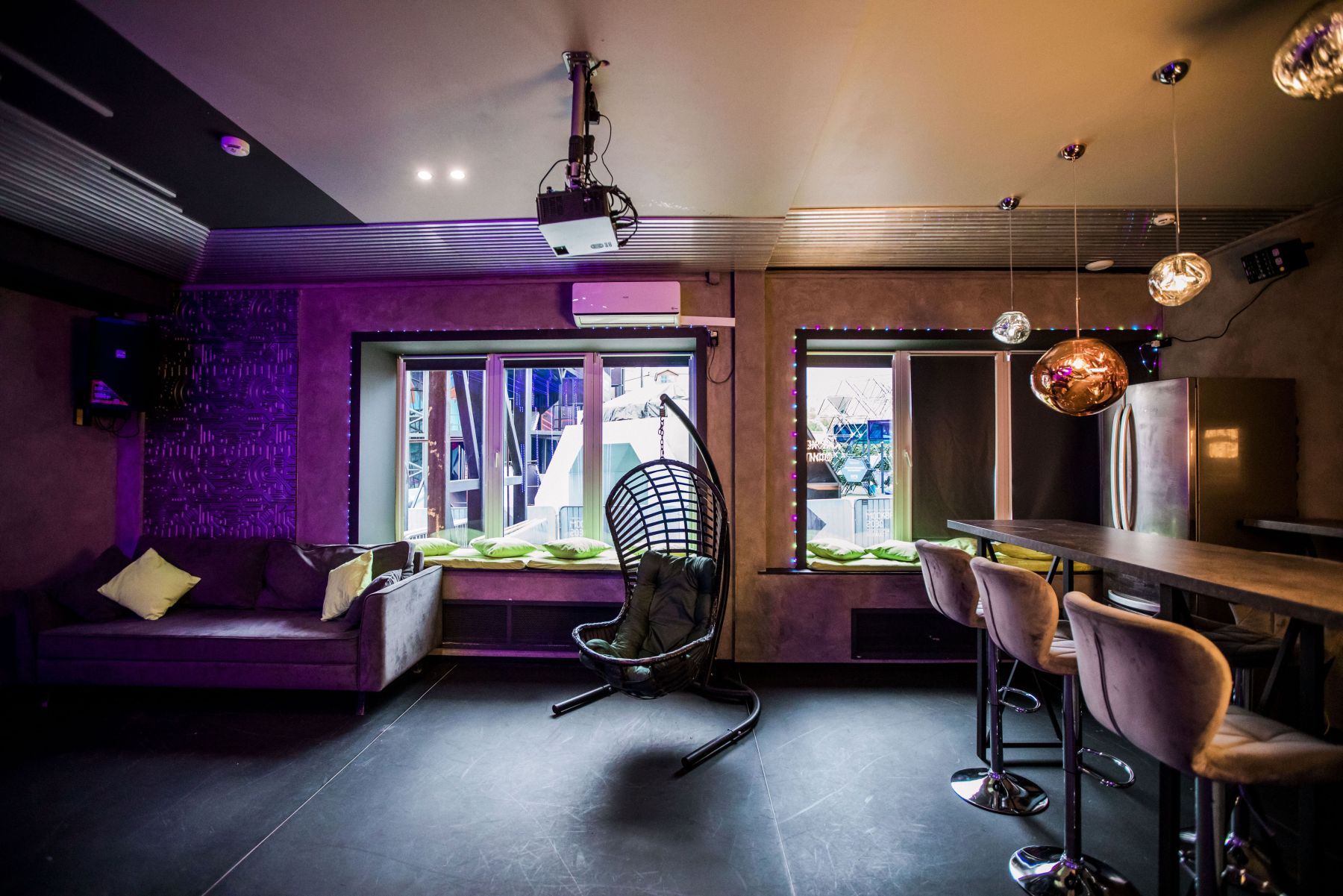 Зона для отдыха с диванами в лофте КВАРТИРА