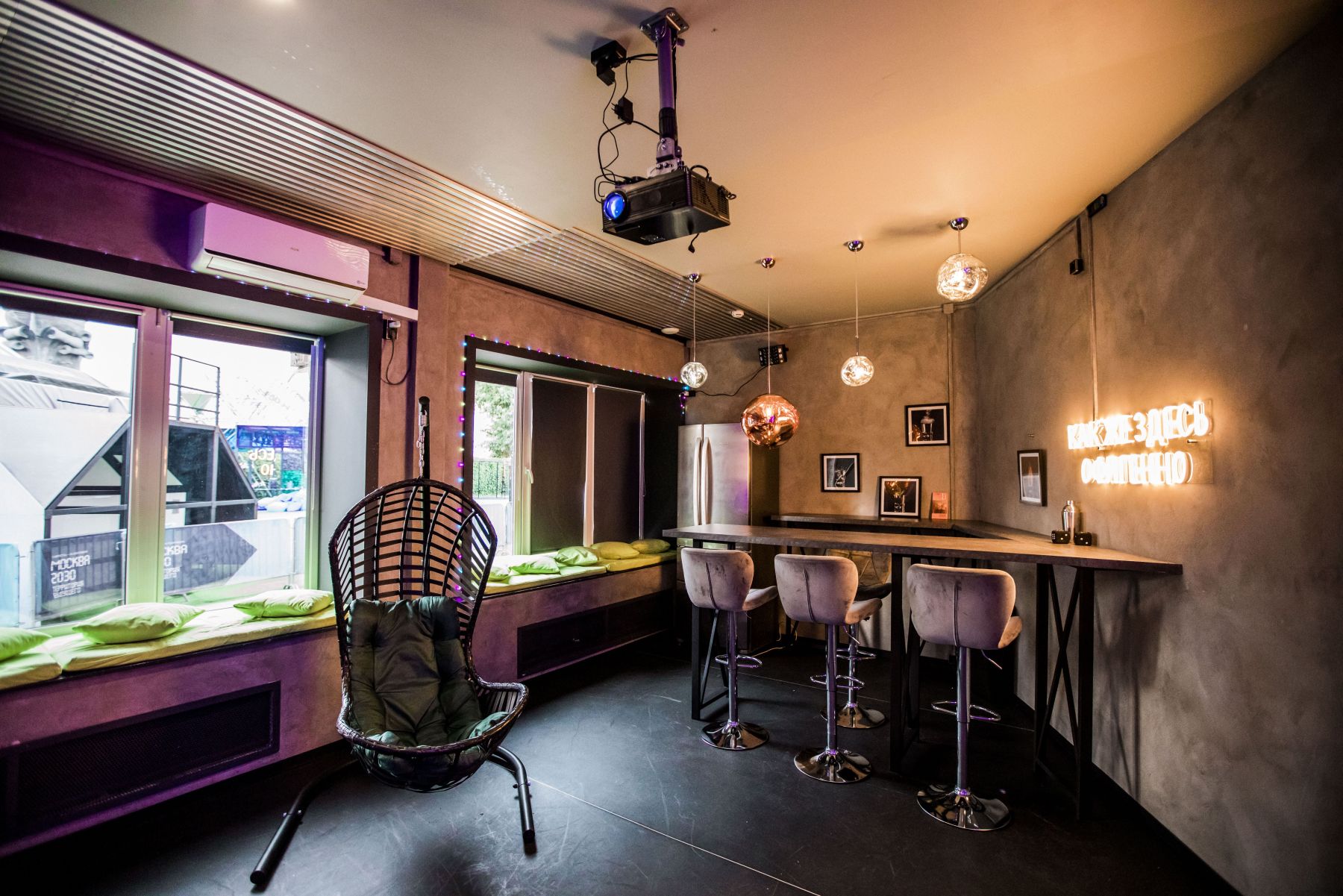 Барная стойка и кухонные принадлежности в КВАРТИРА