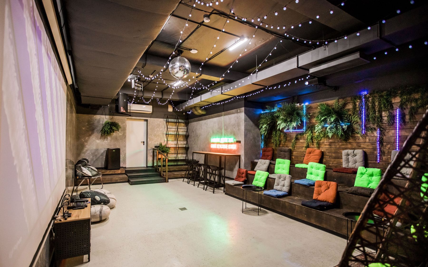 Лофт FLORA - интерьер с неоновыми акцентами