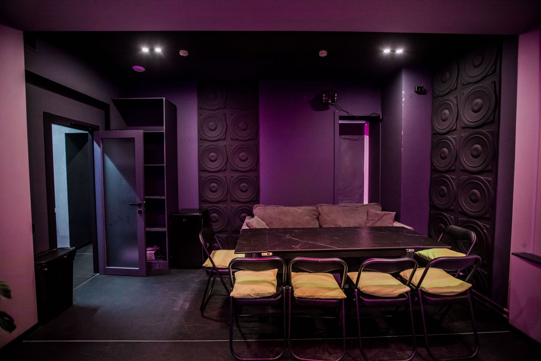 Стильные кресла и диваны в лофте ТУСА