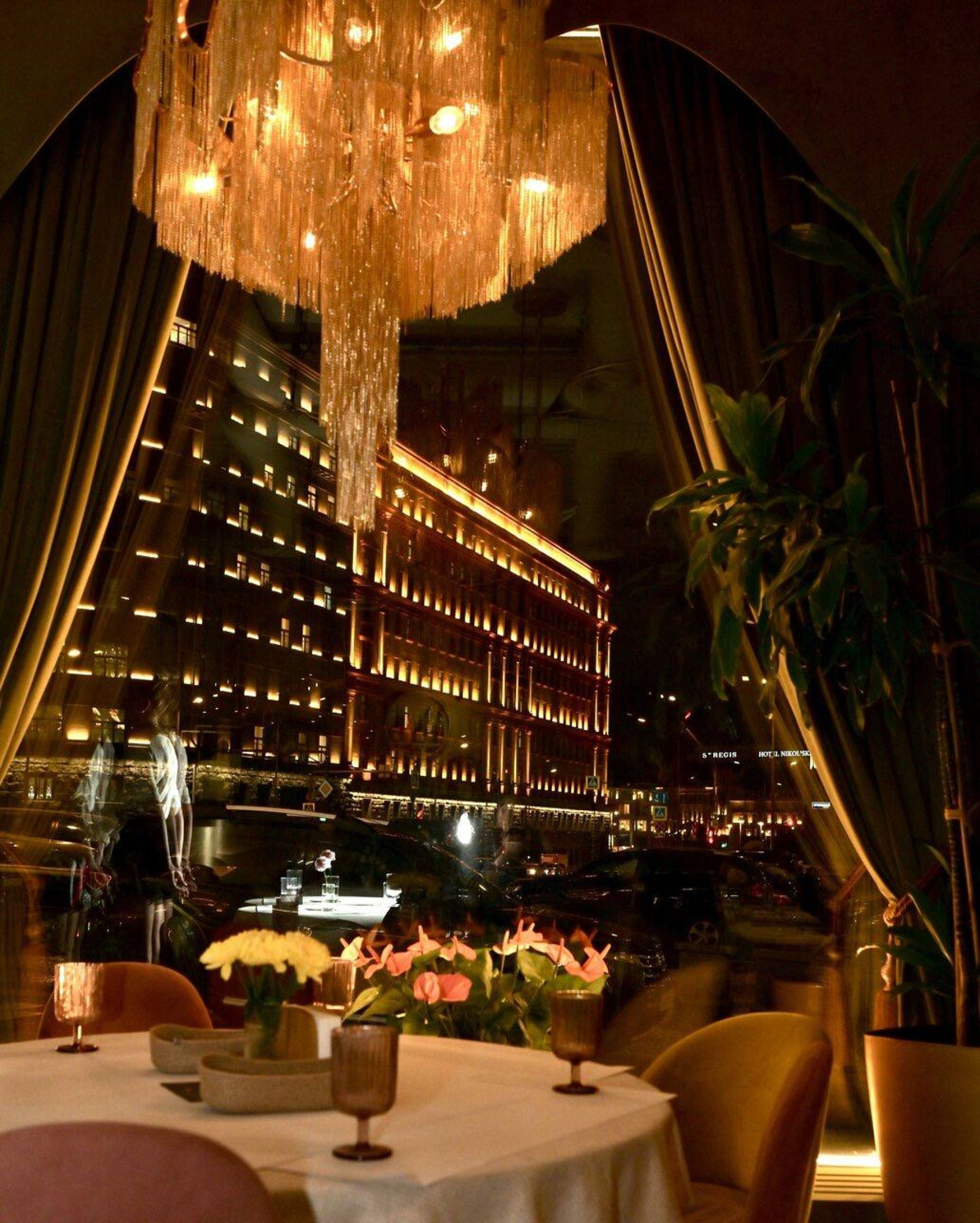 Банкетный зал с высоким потолком