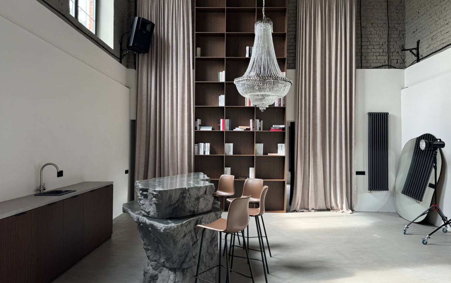 Культурный гараж - вид на зал с панорамными окнами