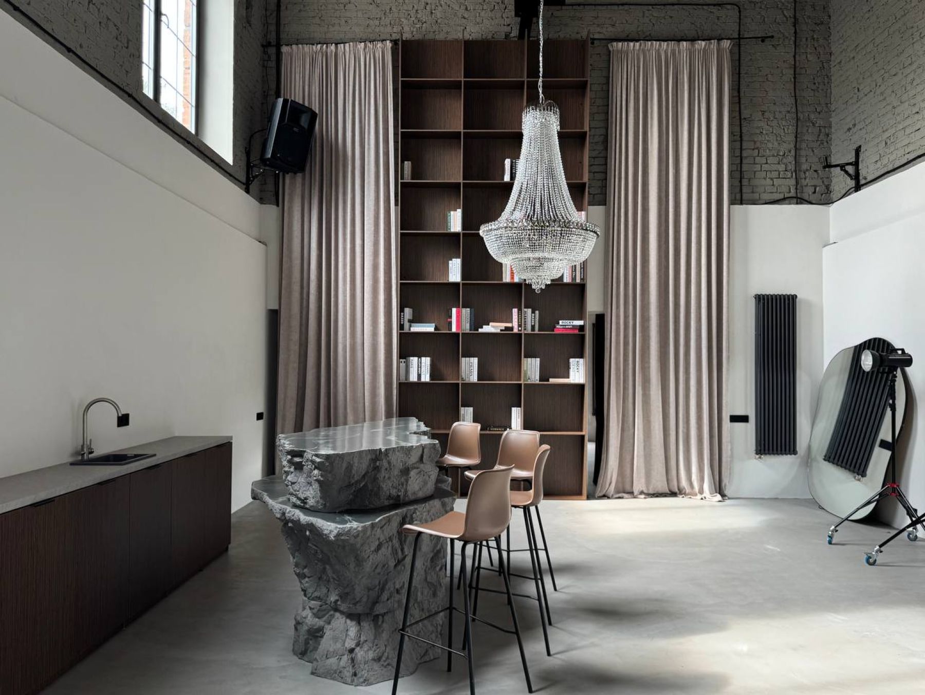 Культурный гараж - зона для отдыха с диванами