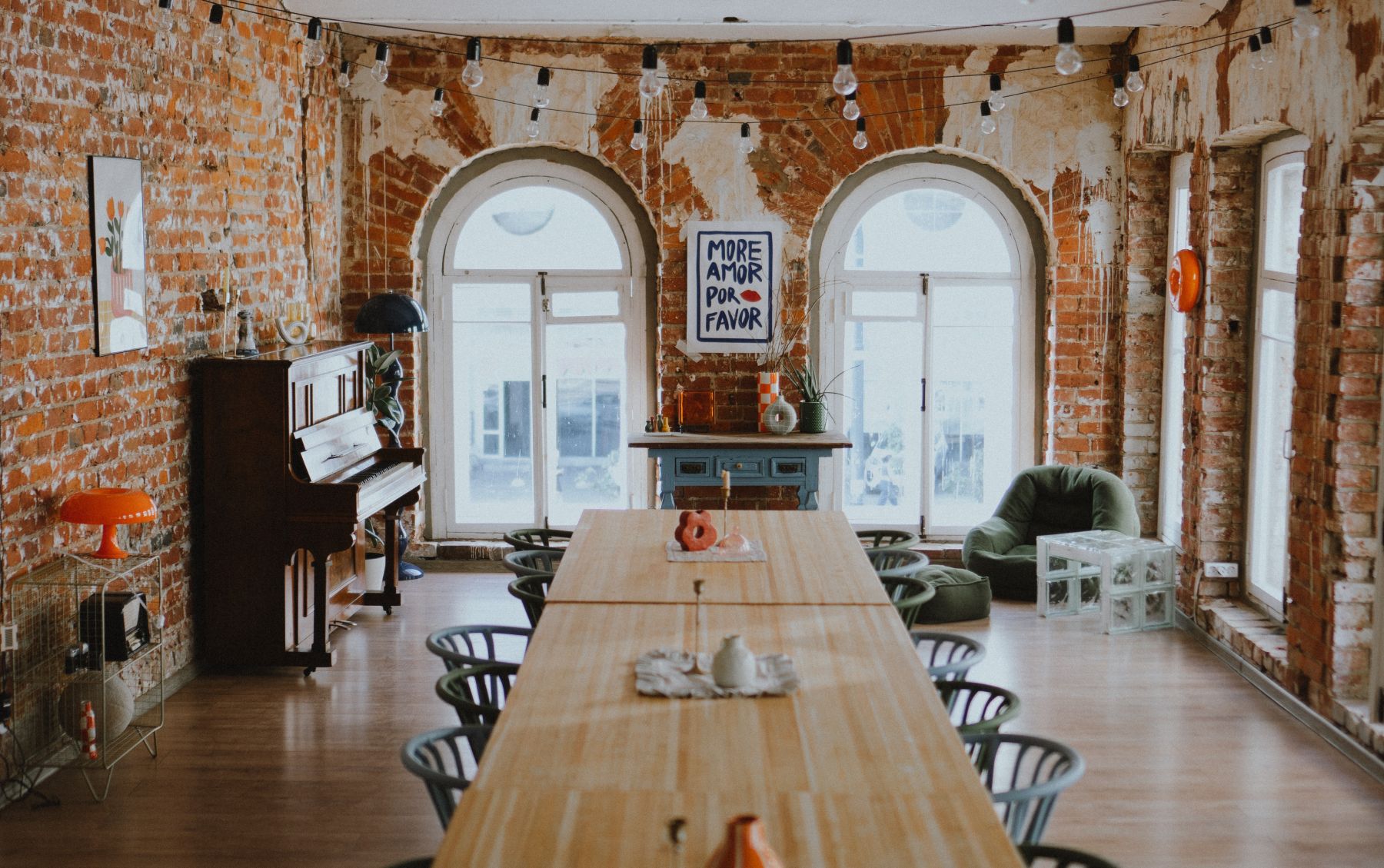 Уютная площадка с кирпичными стенами и панорамными окнами в Москве