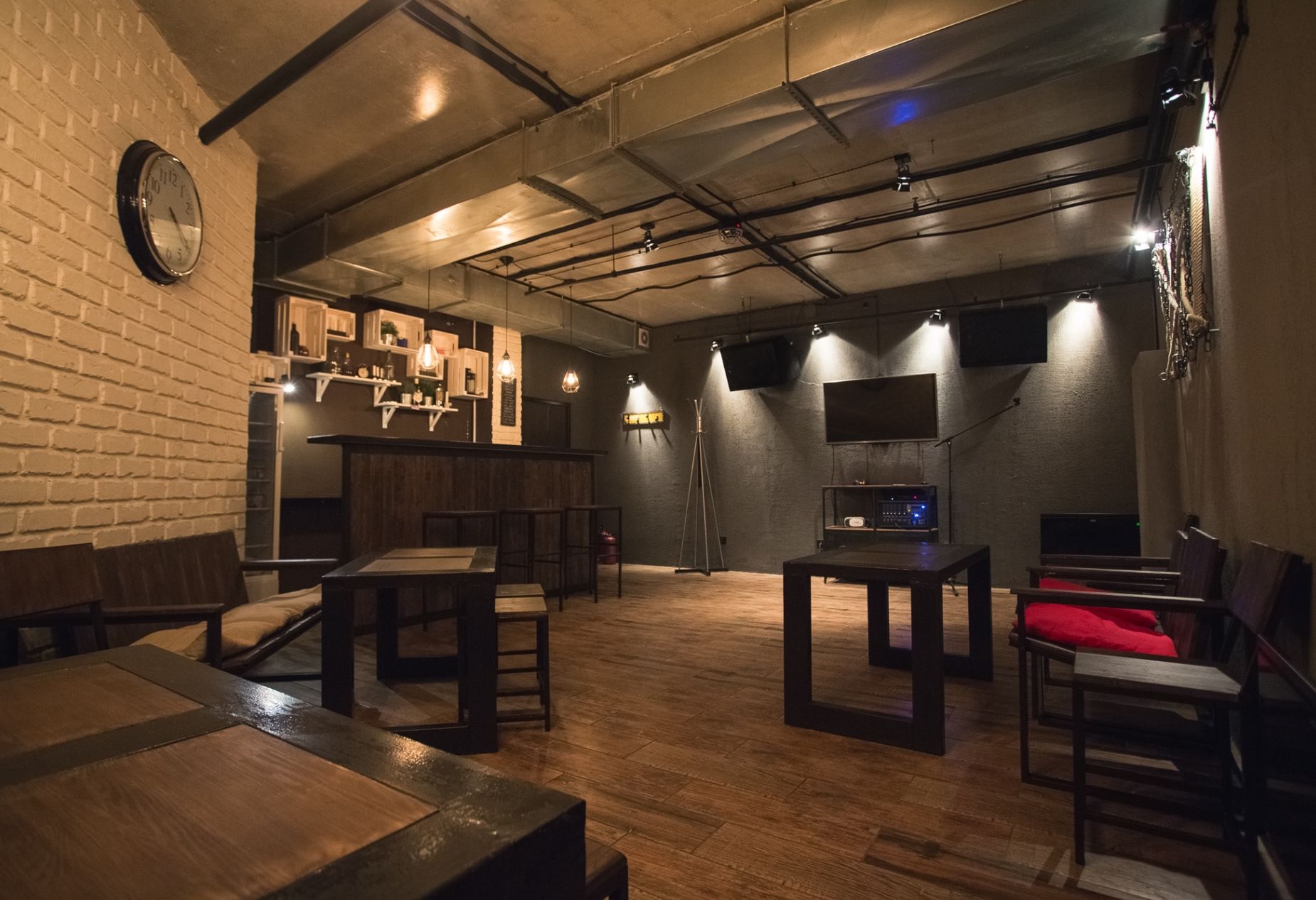 Интерьер Lofts на Нагорной с белым кирпичом