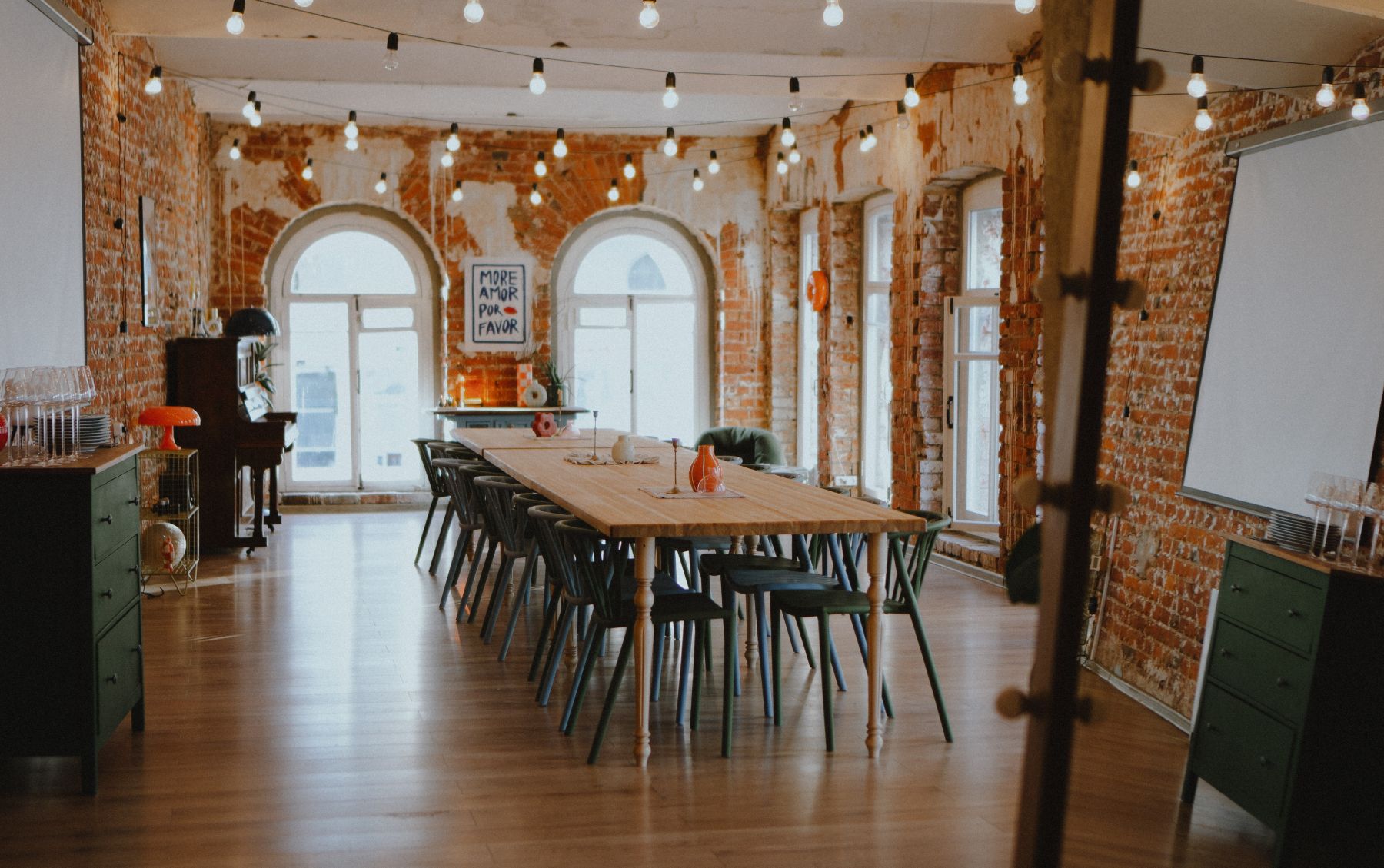 Светлое пространство с окнами в пол для мероприятий