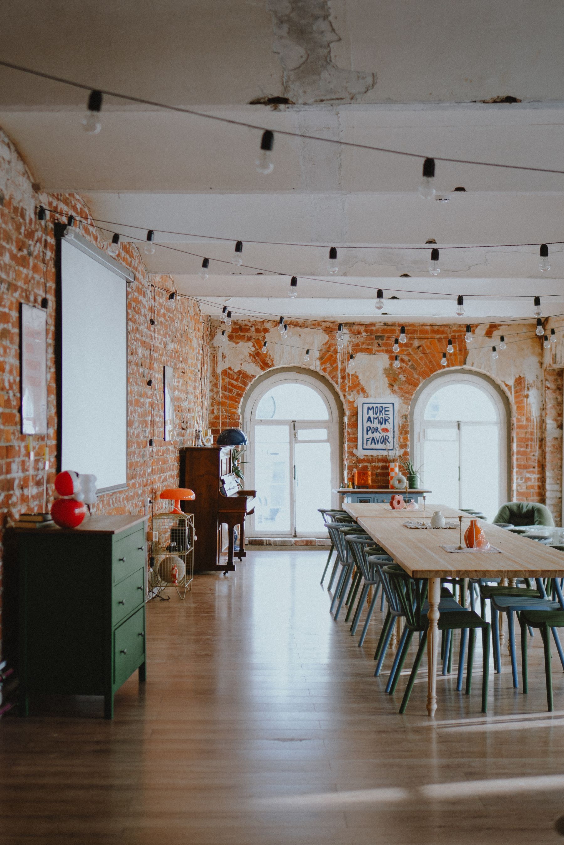 Панорамные окна и уютная кухня в лофте