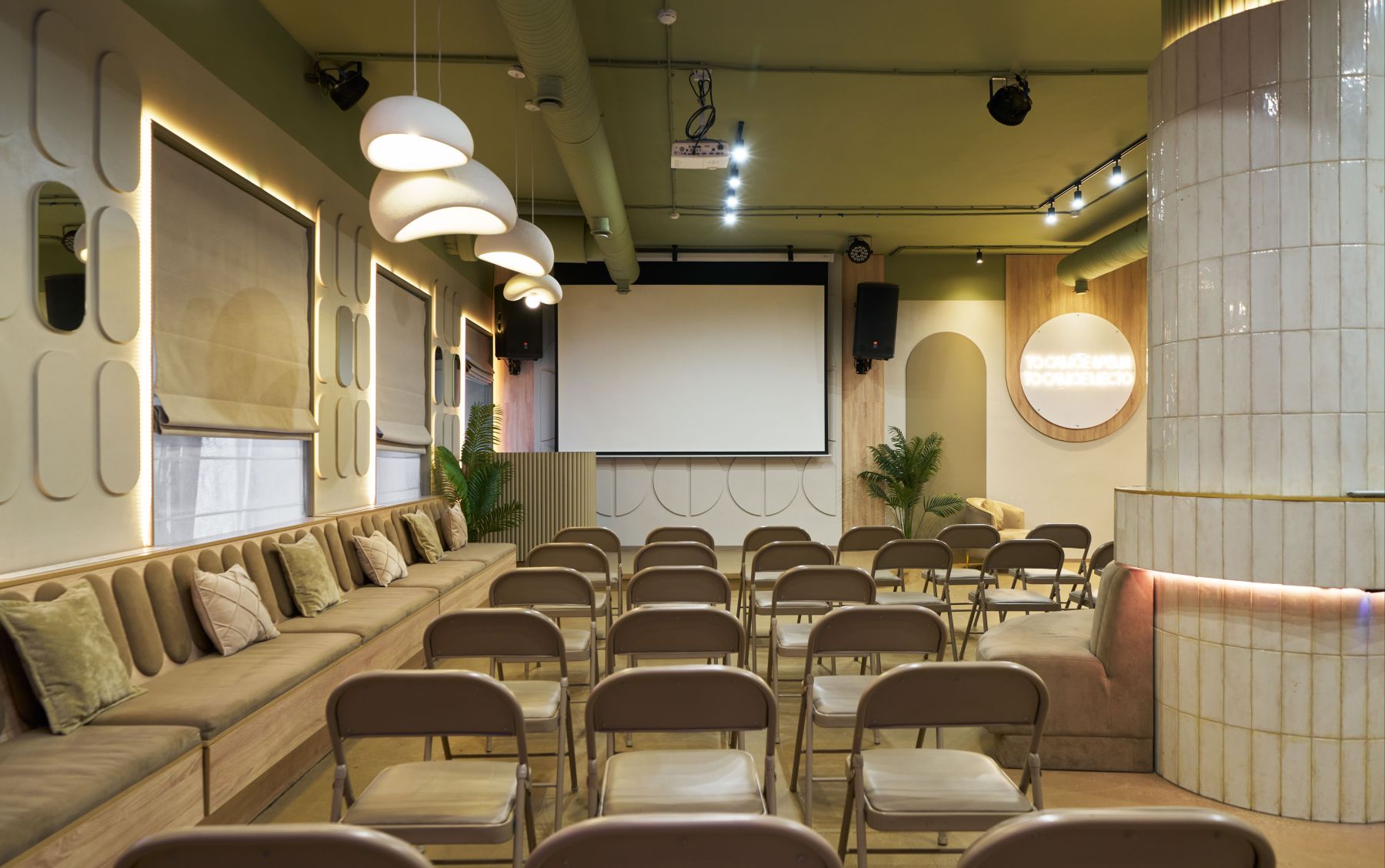 Зал «Октябрь» для тренингов в Москве