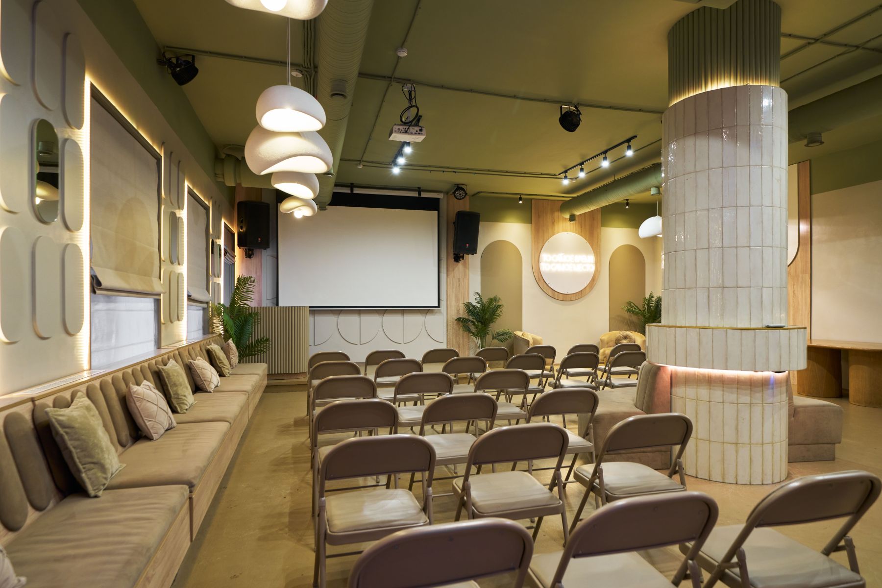 Интерьер зала «Октябрь» с мягкой мебелью