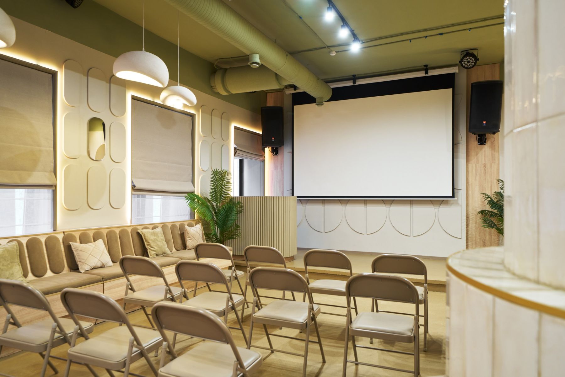 Зал «Октябрь» с проектором и флипчартом