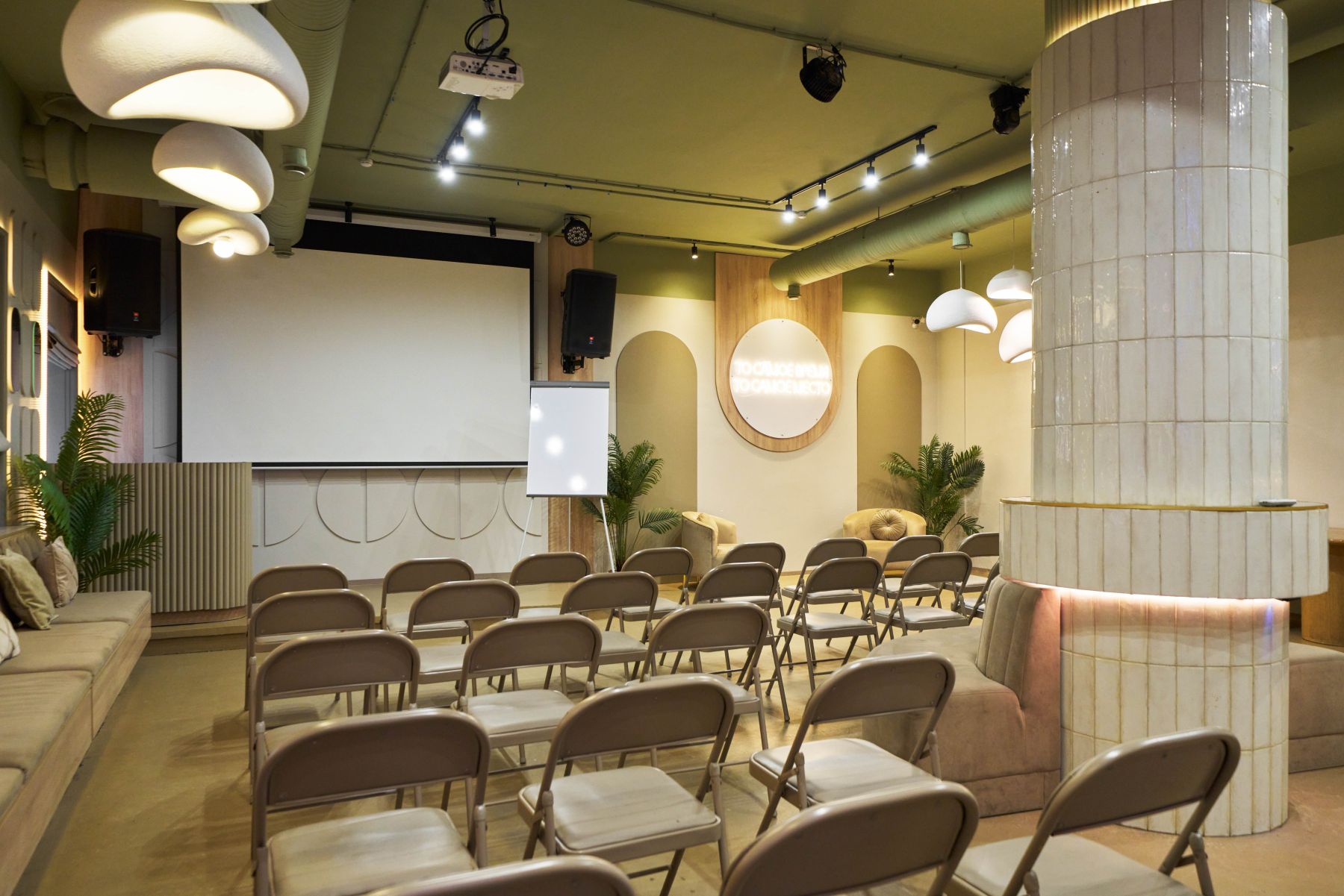 Атмосфера зала «Октябрь» в Москве