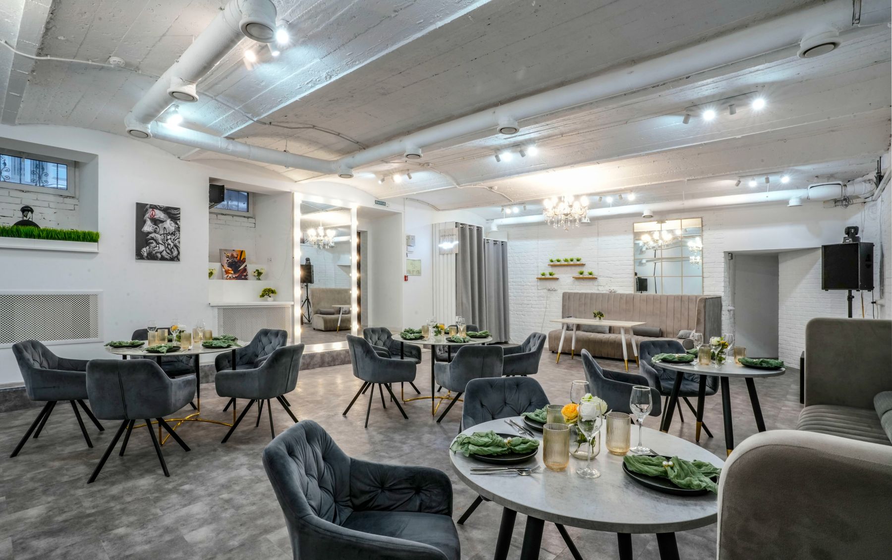 Интерьер Green&White Loft с мягким освещением