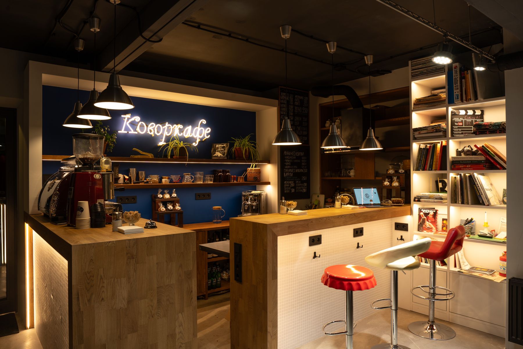 Сцена с видеопанелью в Бюро Горбунова