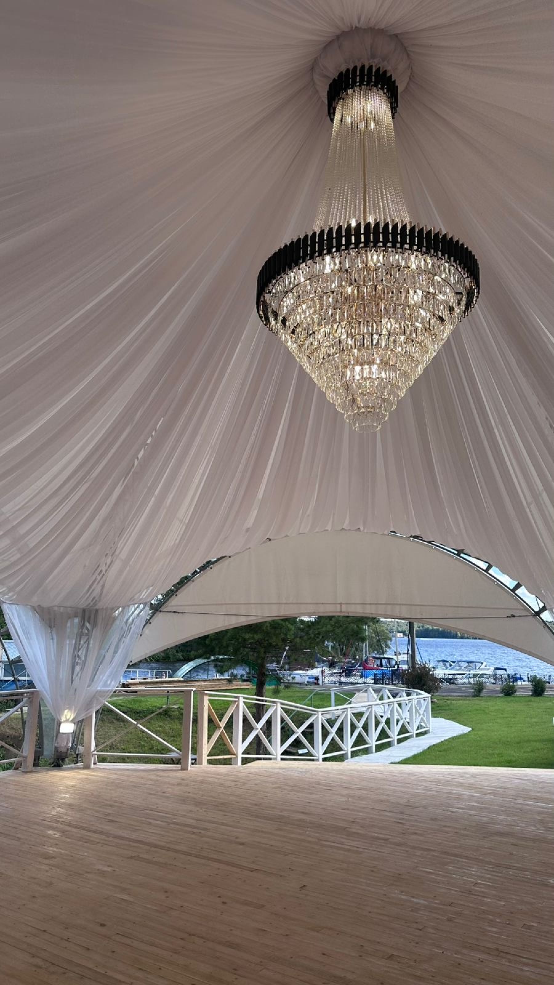 Вид на Клязьминское водохранилище с шатра Эфир