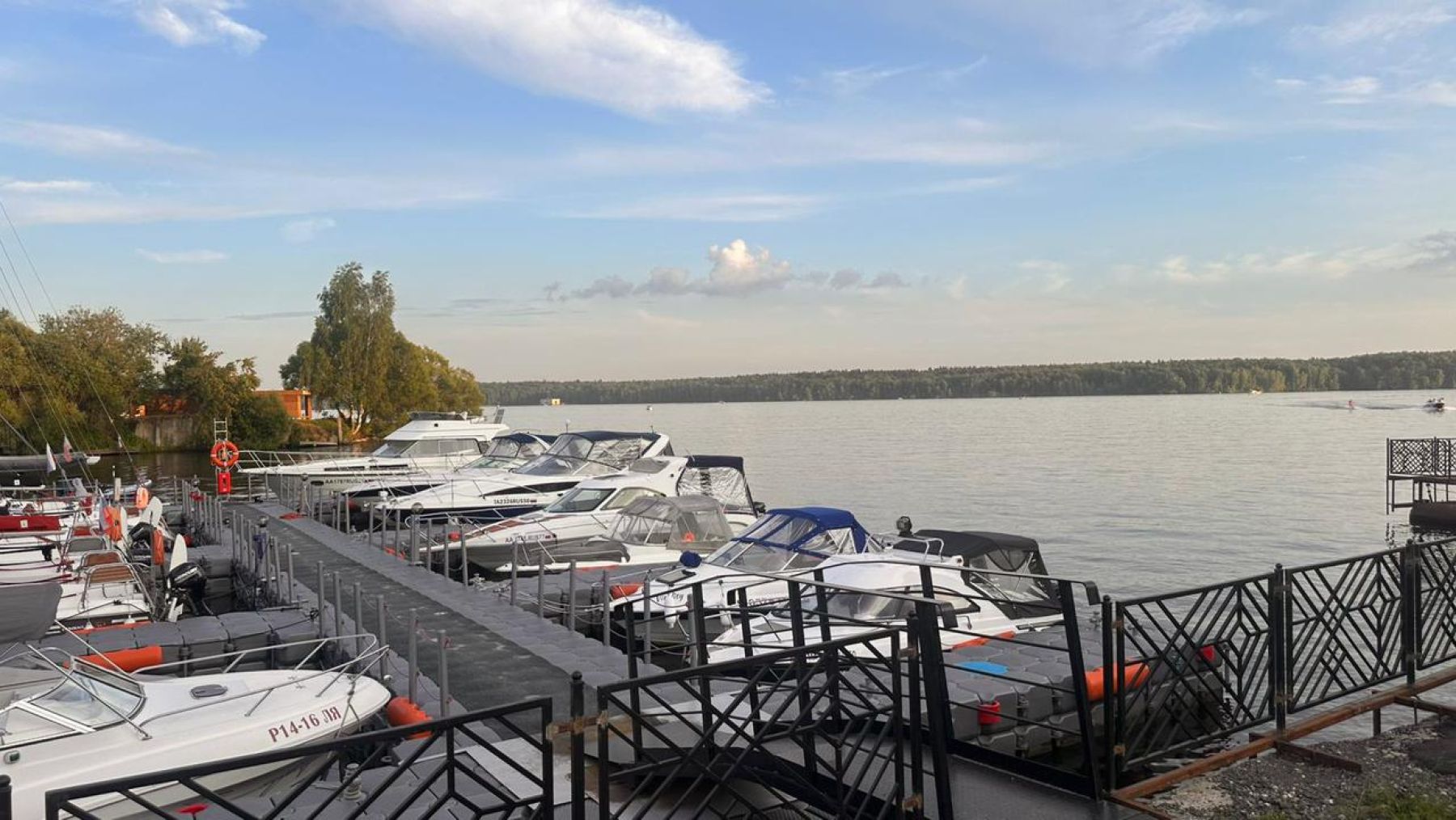 Комфортная зона для отдыха в шатре Эфир