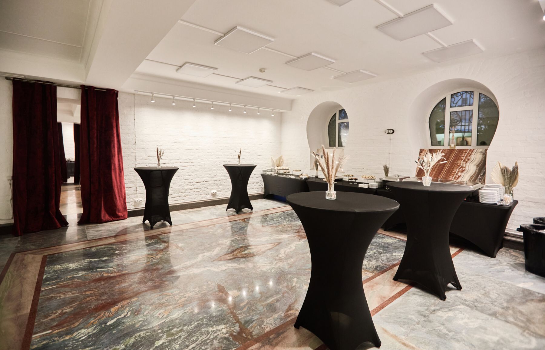 Интерьер лофта с белыми стенами и каменными полами