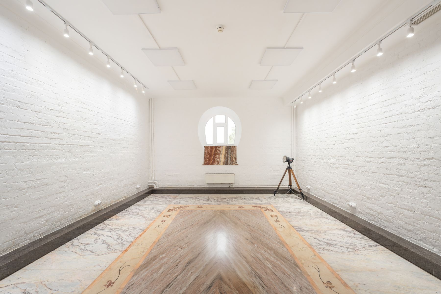 Коктейльные столики в светлом лофте