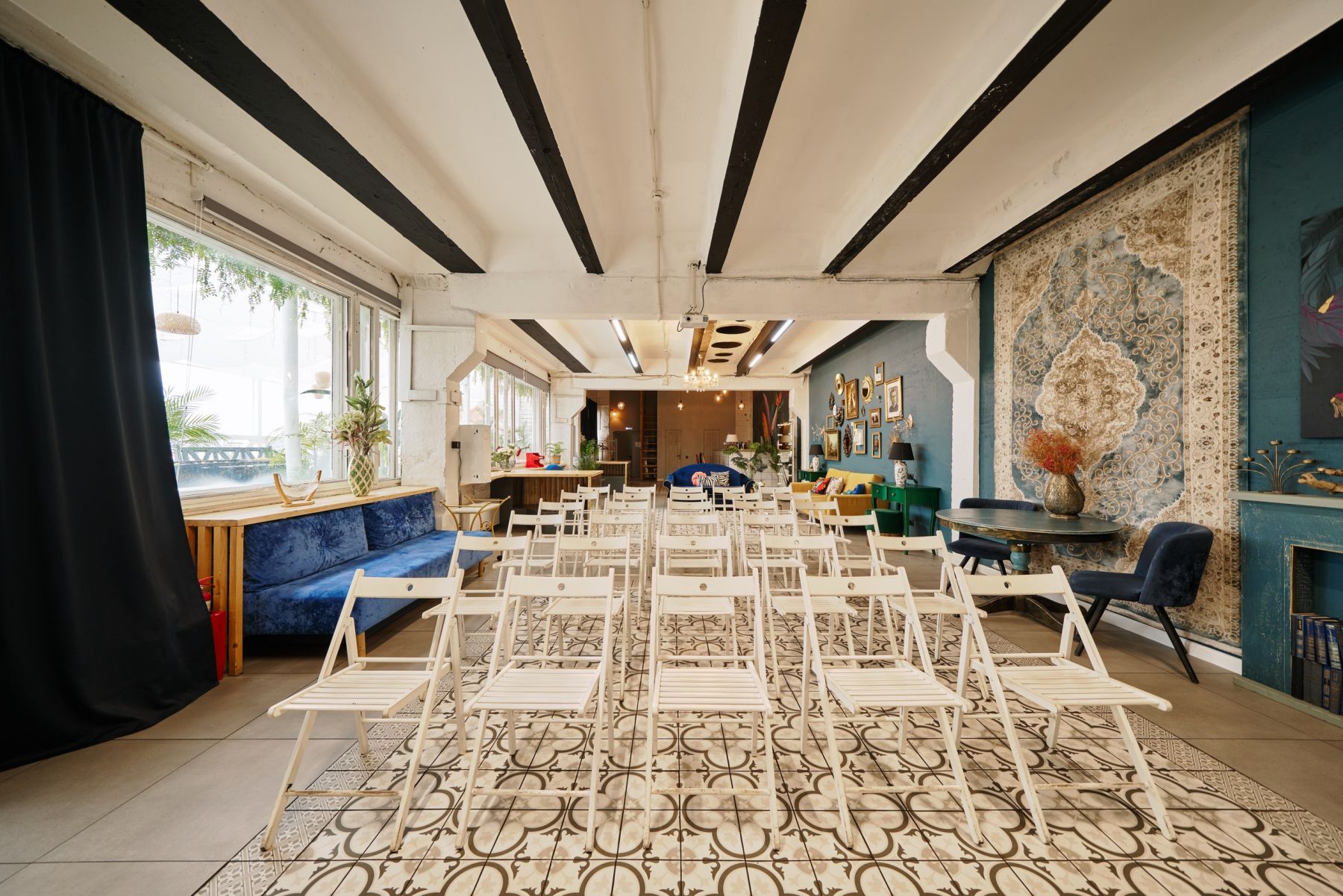 Стильный интерьер зала для тренингов в Москве