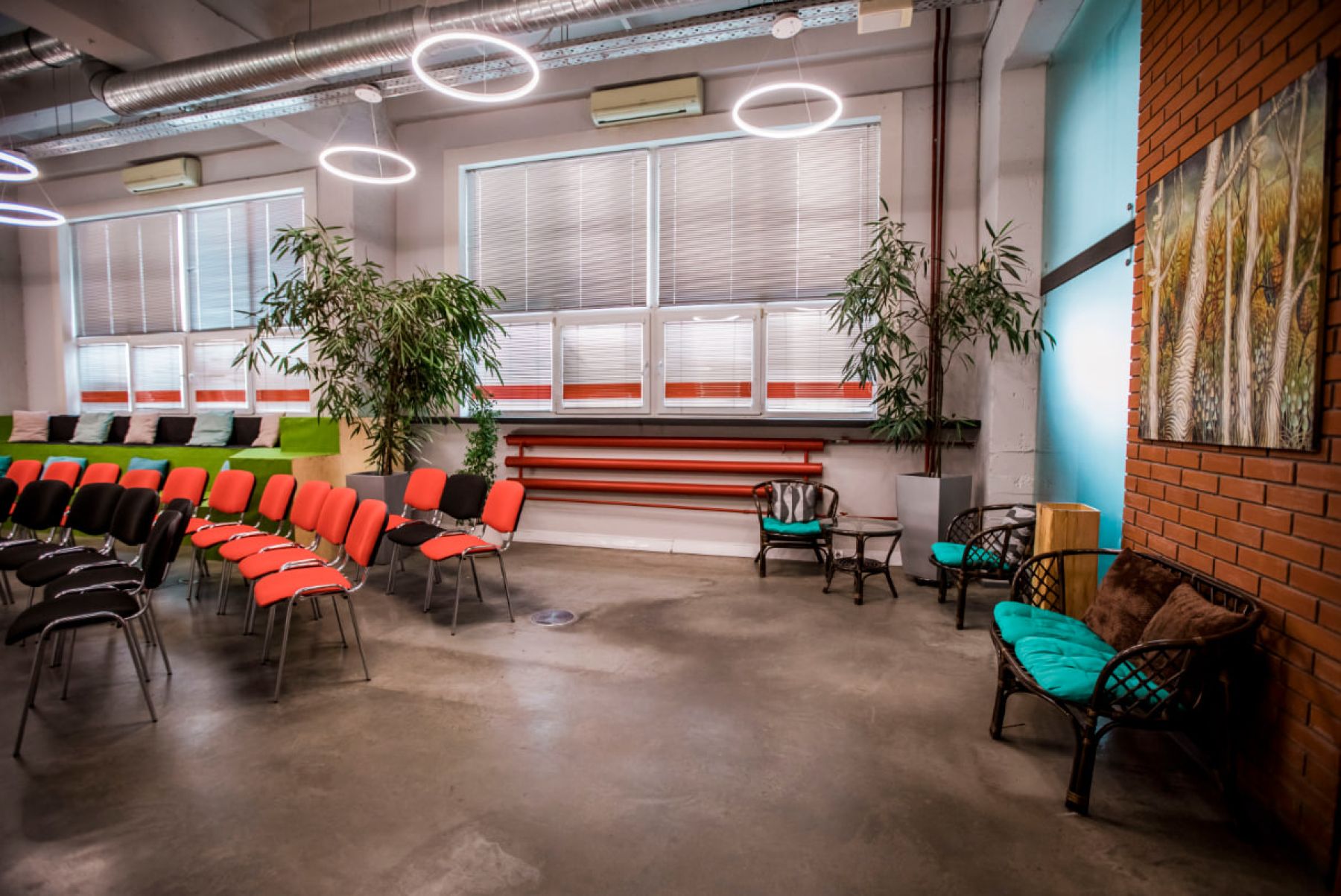 Велкам-зона и кухня для кейтеринга в лофте