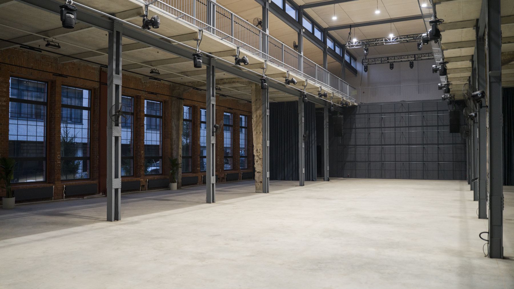 Индустриальный лофт GRAND HALL