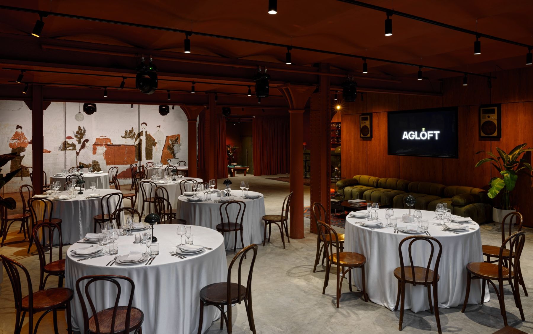 Лофт ATELIE - интерьер с дизайнерской росписью стен