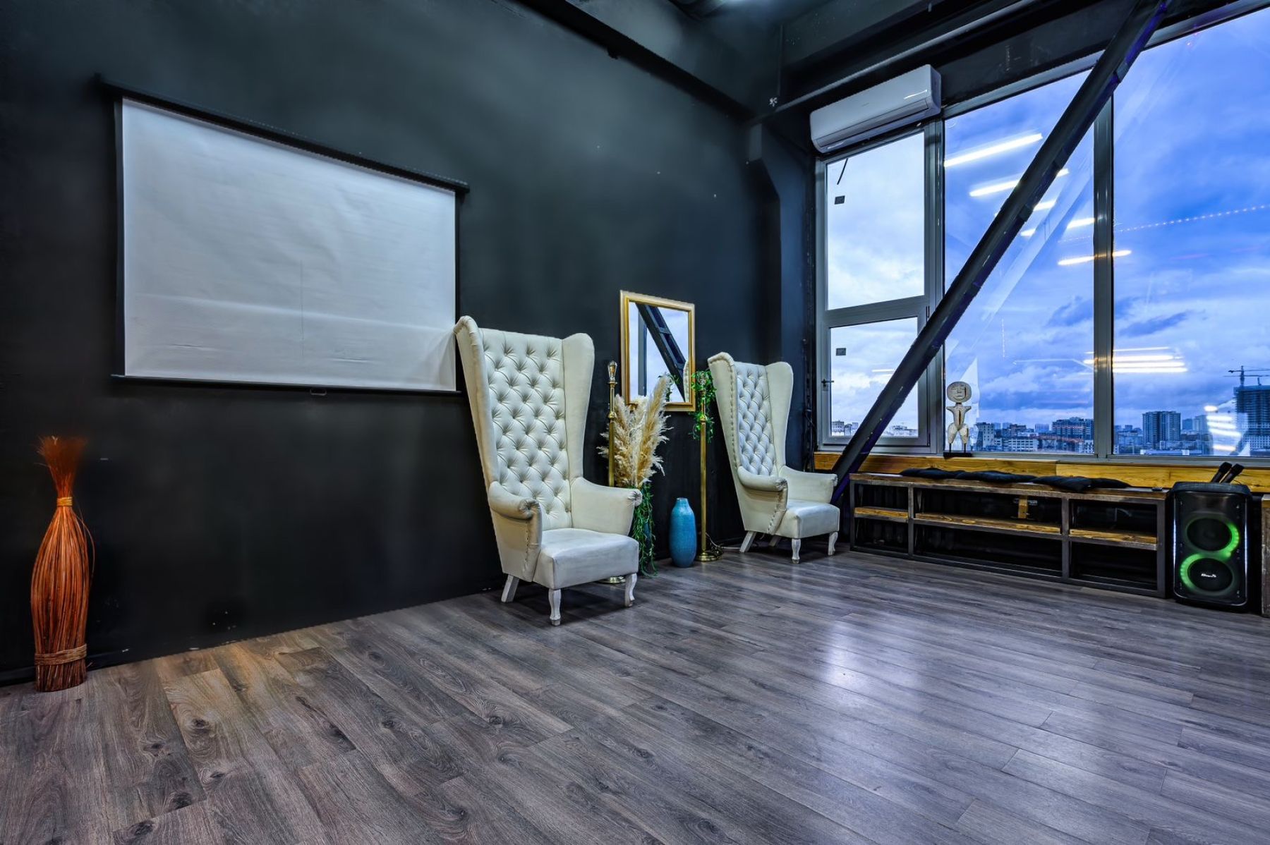 Интерьер двухэтажного лофта для мероприятий