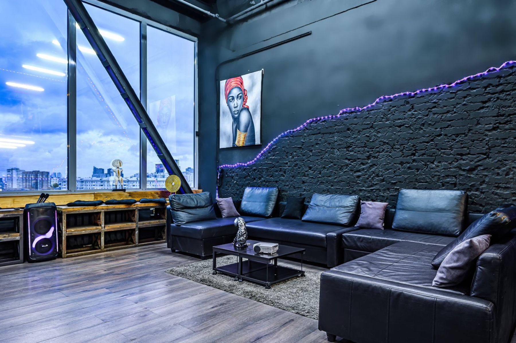 Уютная зона для отдыха в лофте на Бауманской